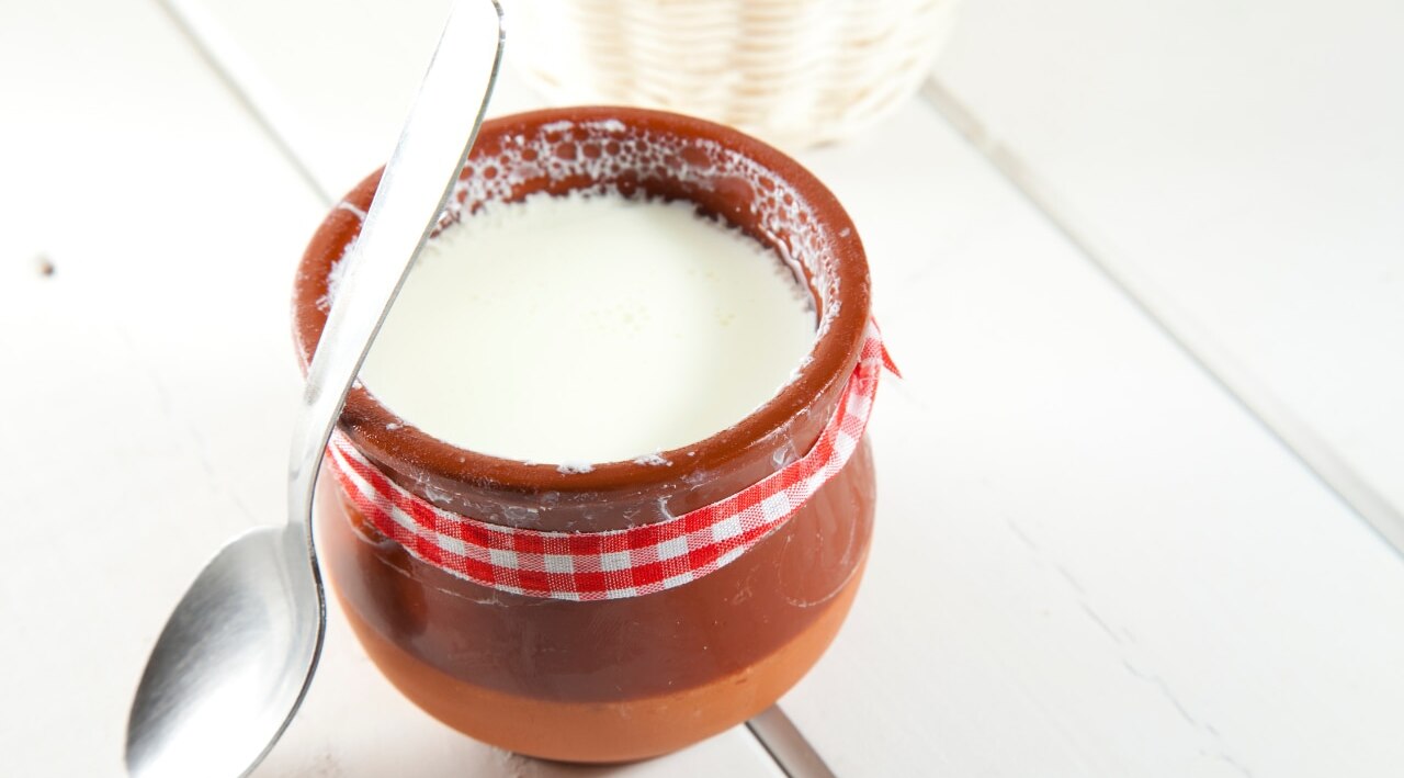 Turmeric face mask with curds