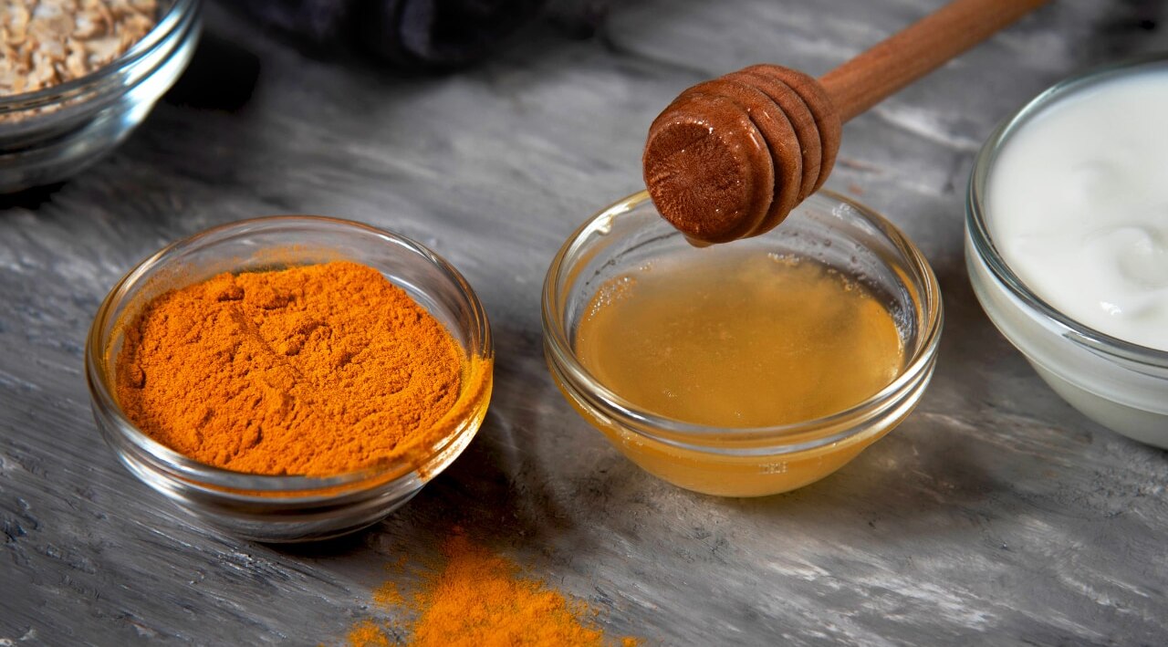 Turmeric face mask with oatmeal