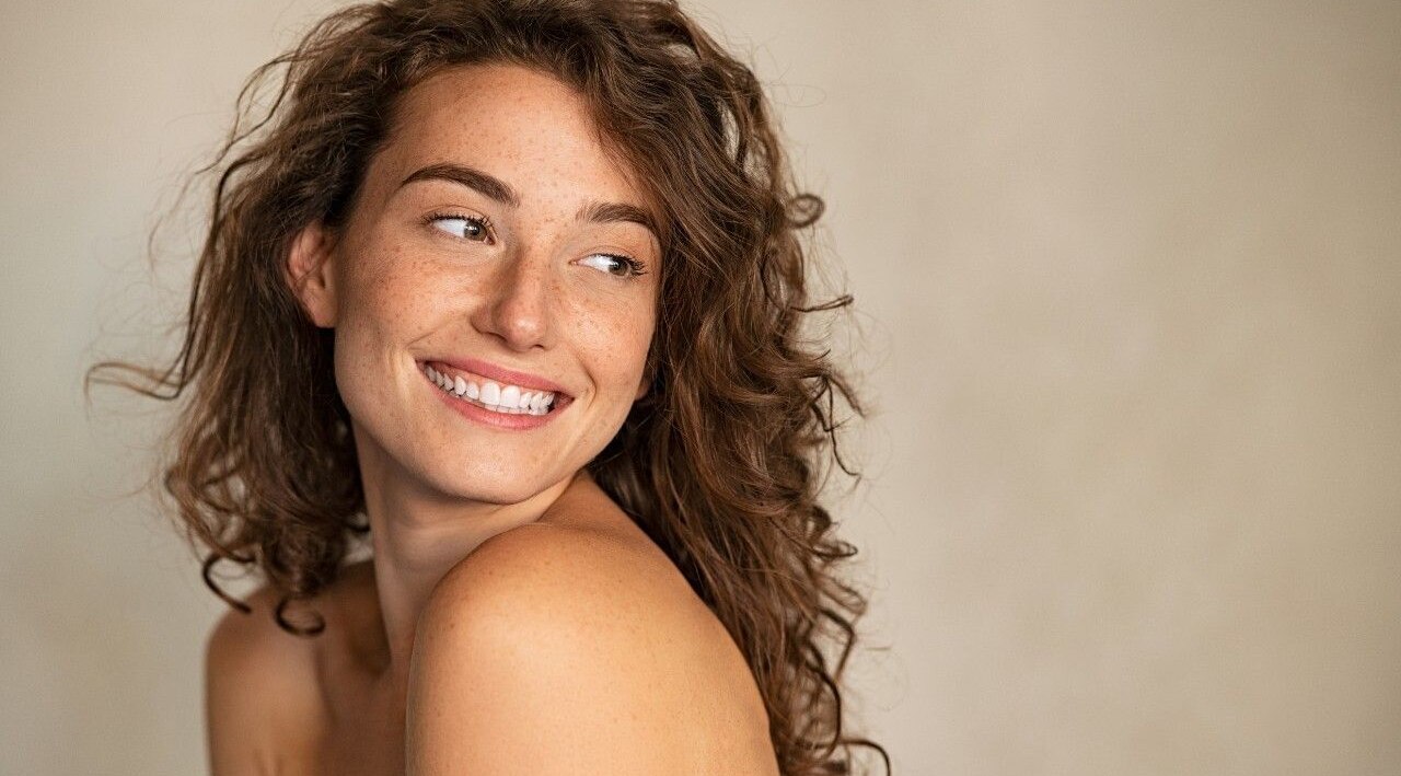 What causes freckles