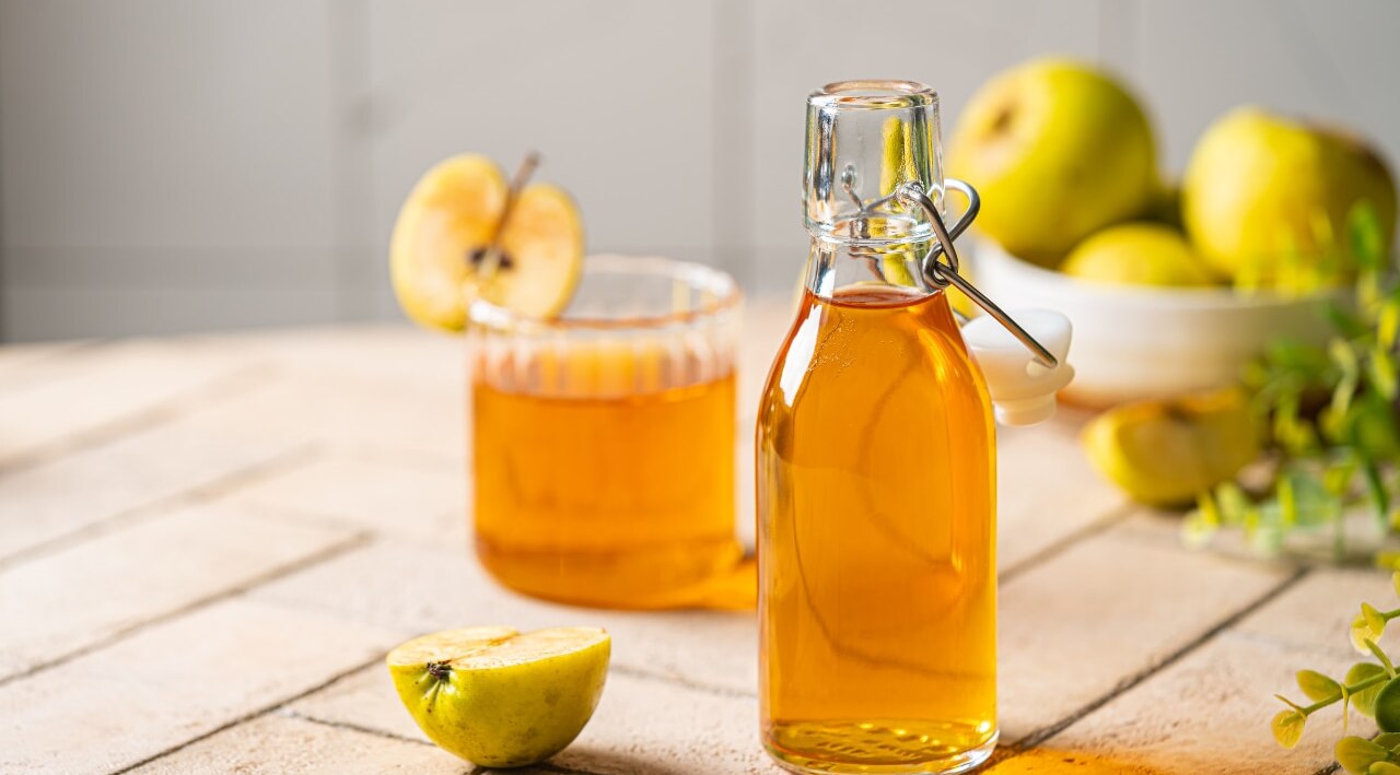 Vinegar and honey hair pack for straight hair
