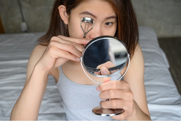 Eyelash curler for the perfect cut crease