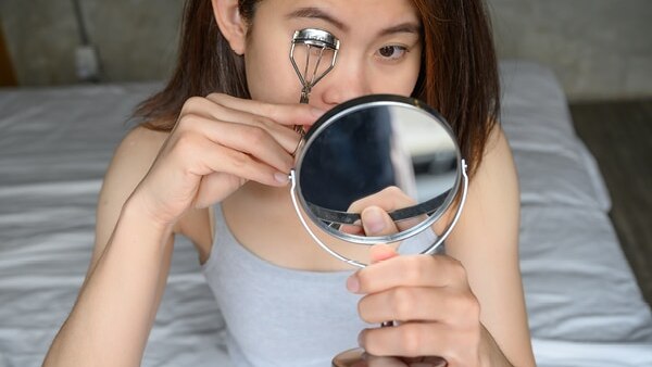 Eyelash curler for the perfect cut crease