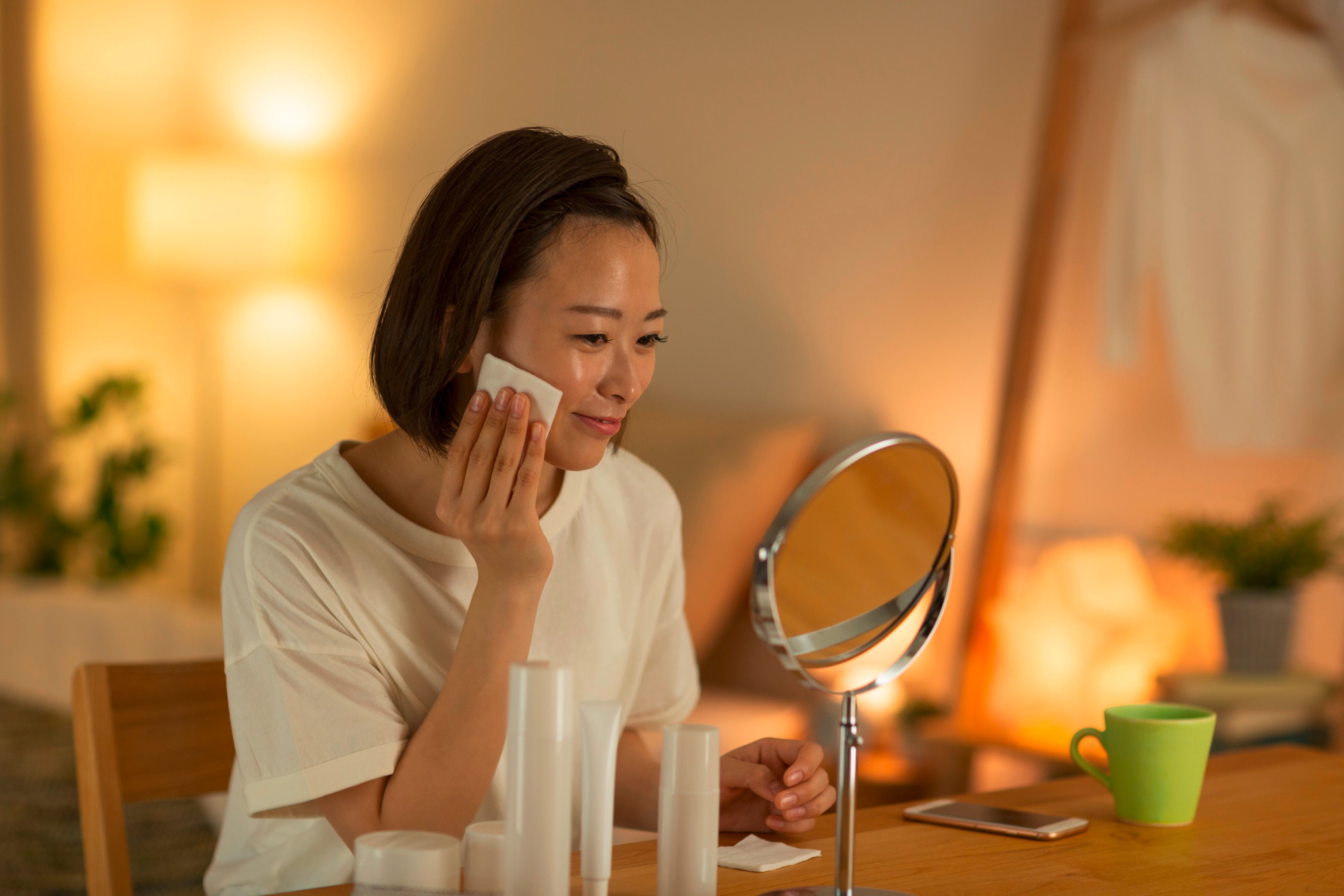 Woman doing her nighttime skincare routine.