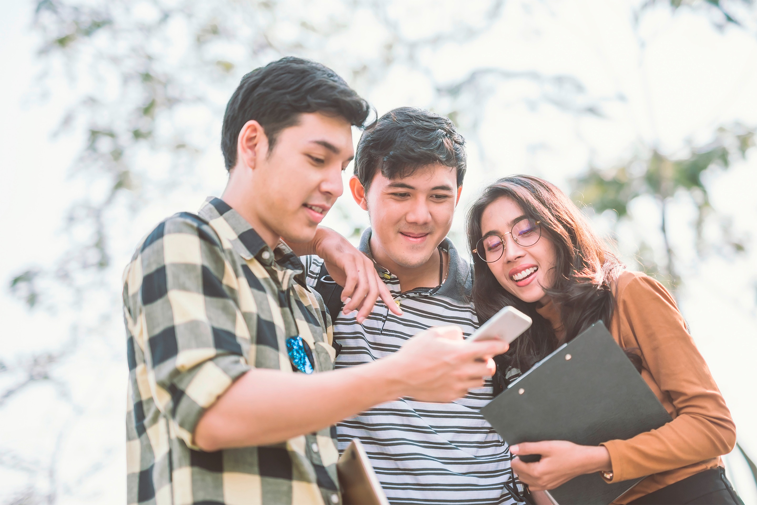 sekelompok anak muda yang sedang mempelajari bahasa gaul gen z