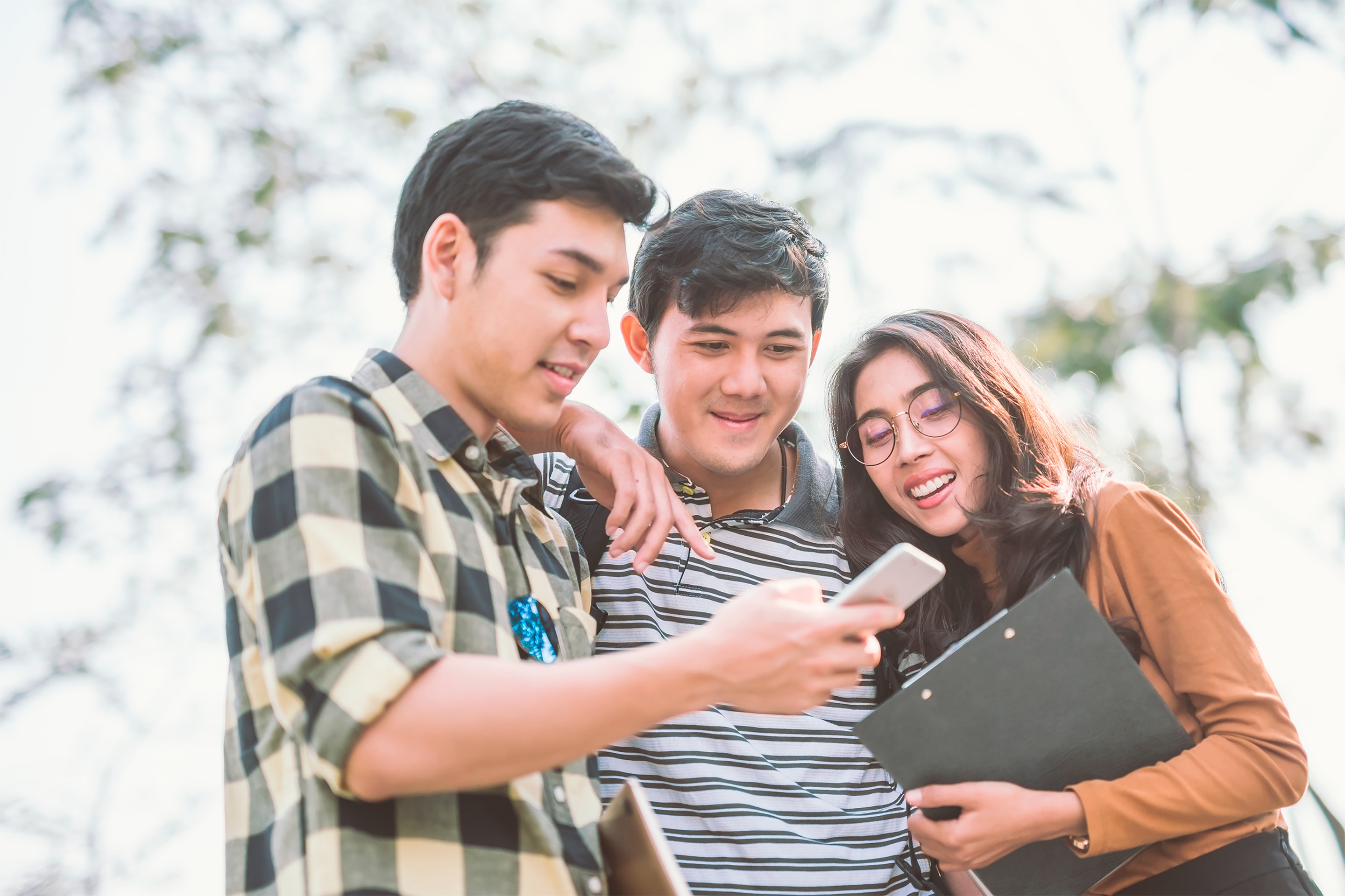 sekelompok anak muda yang sedang mempelajari bahasa gaul gen z
