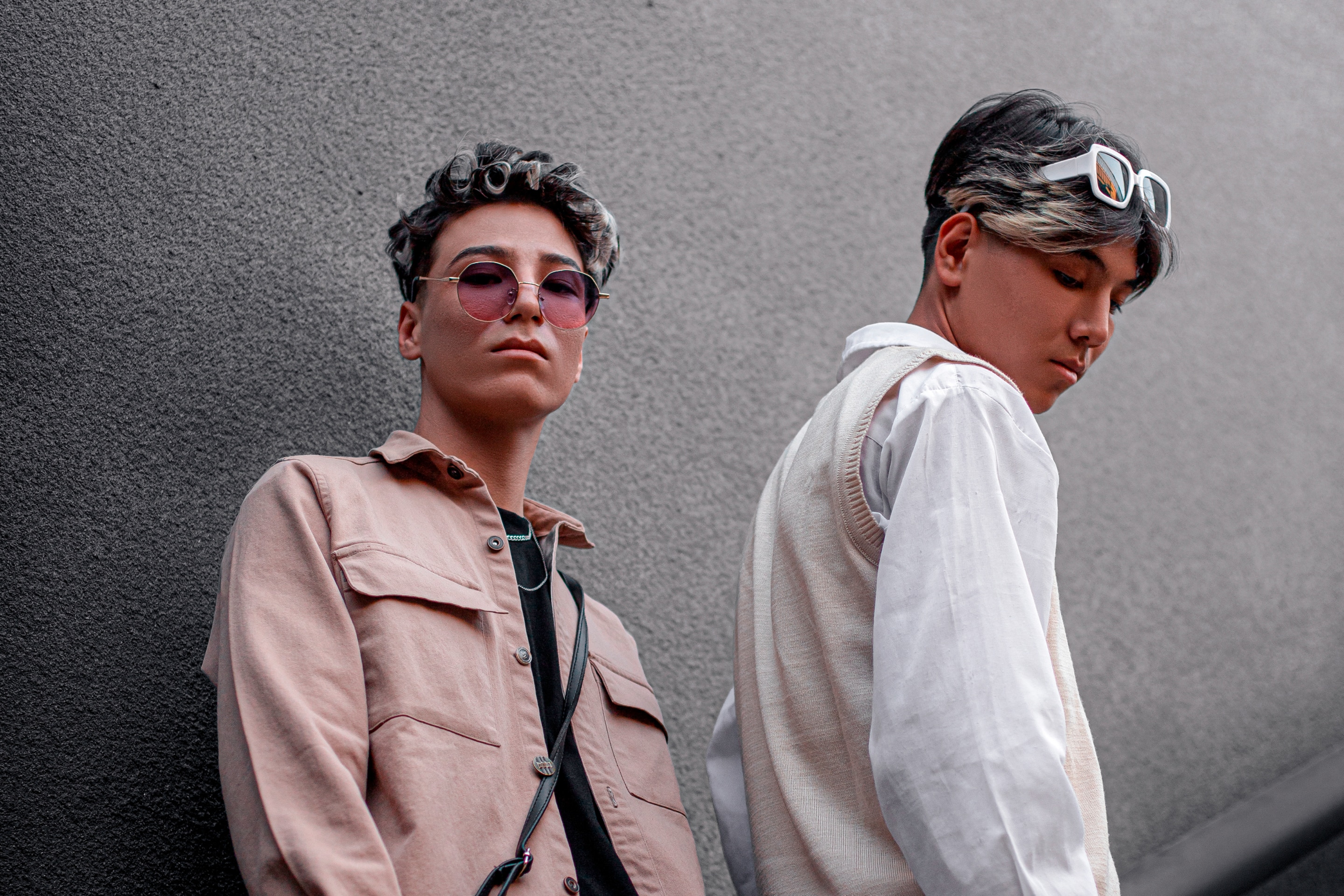 pria asia yang stylish sedang membuat konten fit check