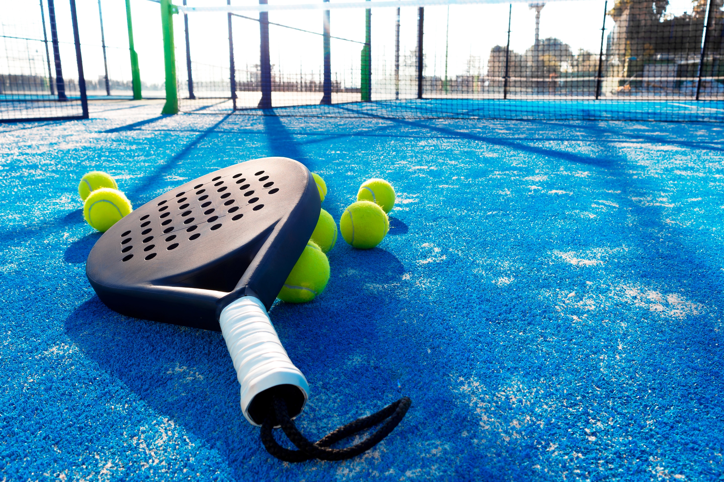 raket padel pria di lapangan