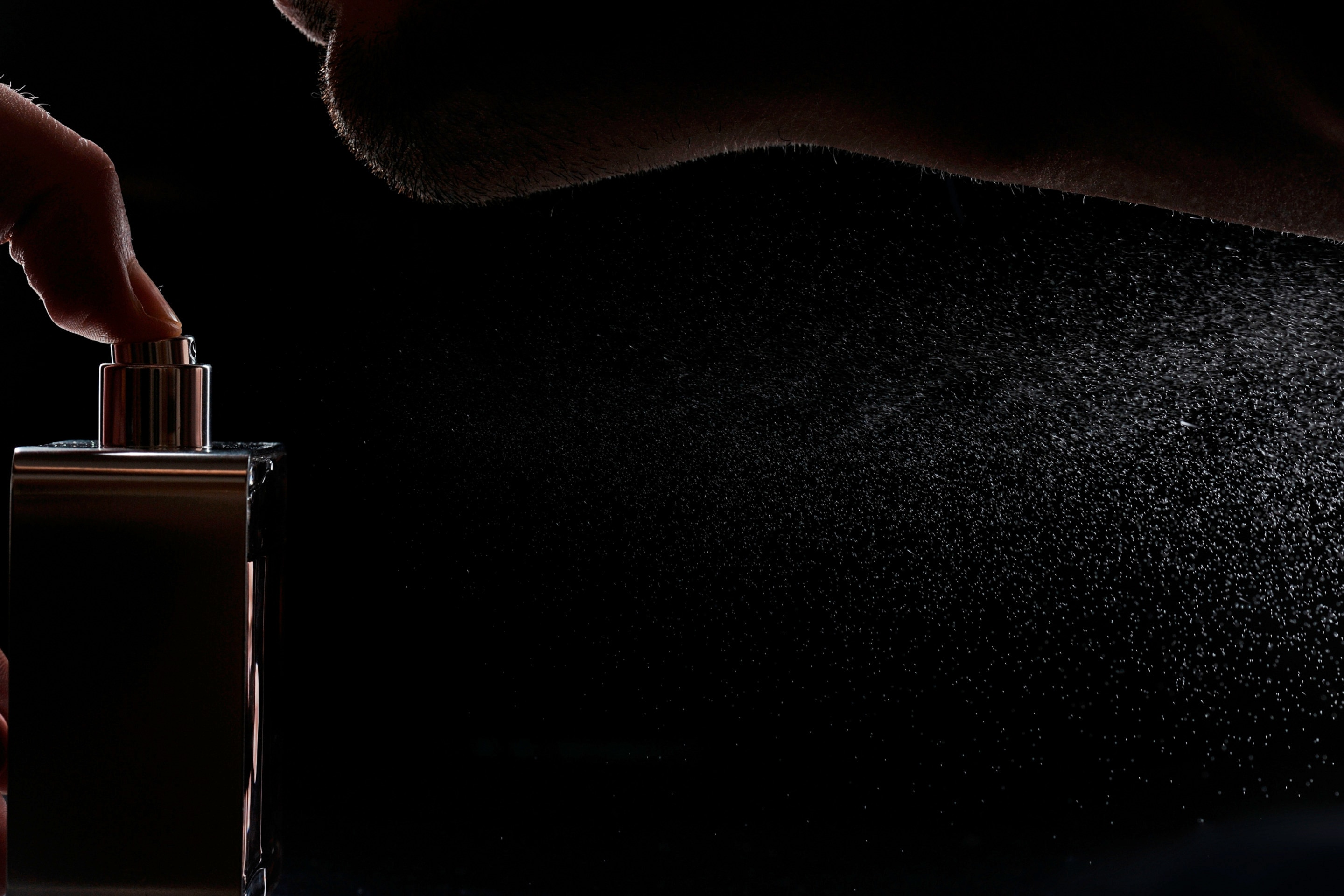 parfum yang sedang disemprot dengan wangi yang meninggalkan jejak