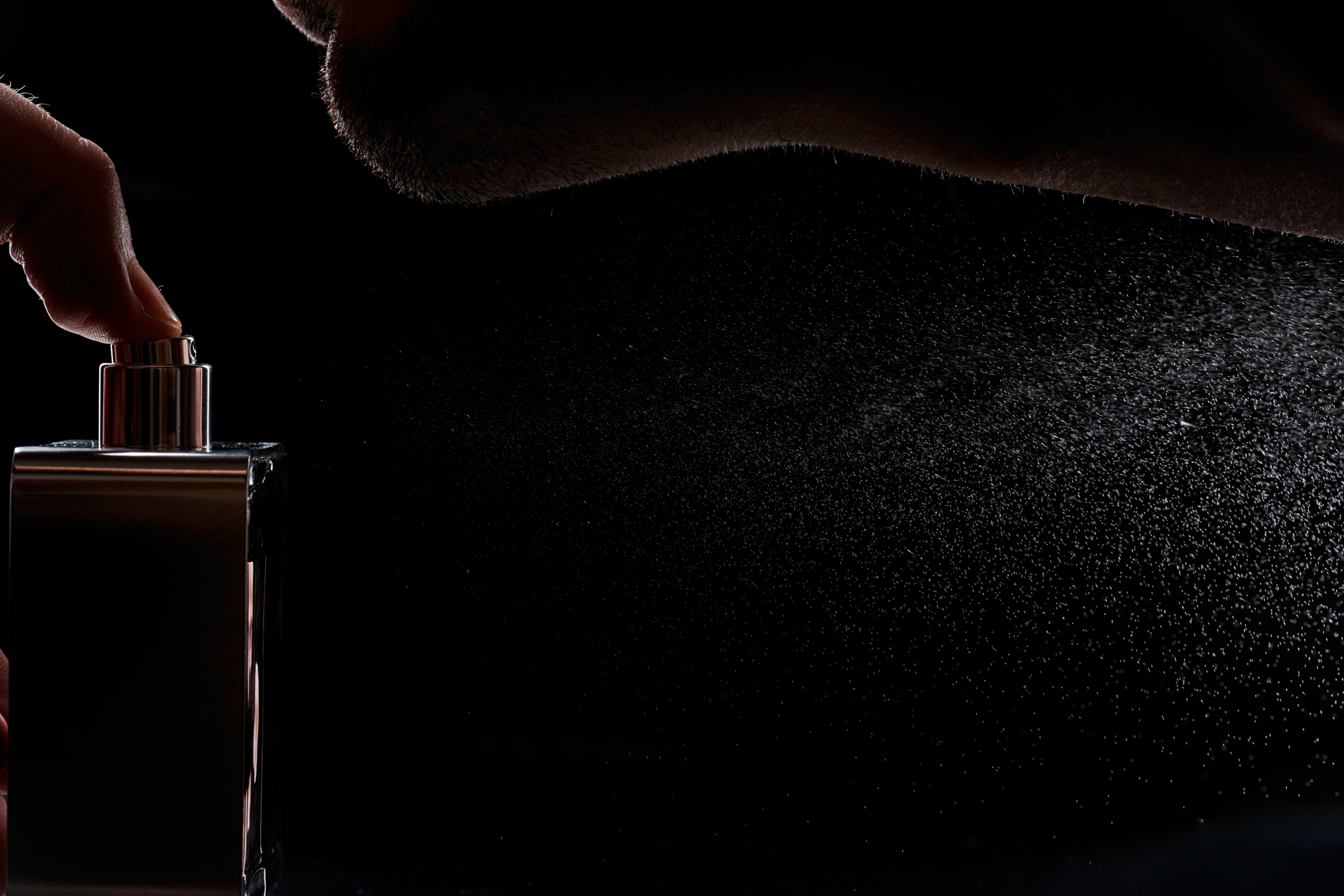 parfum yang sedang disemprot dengan wangi yang meninggalkan jejak