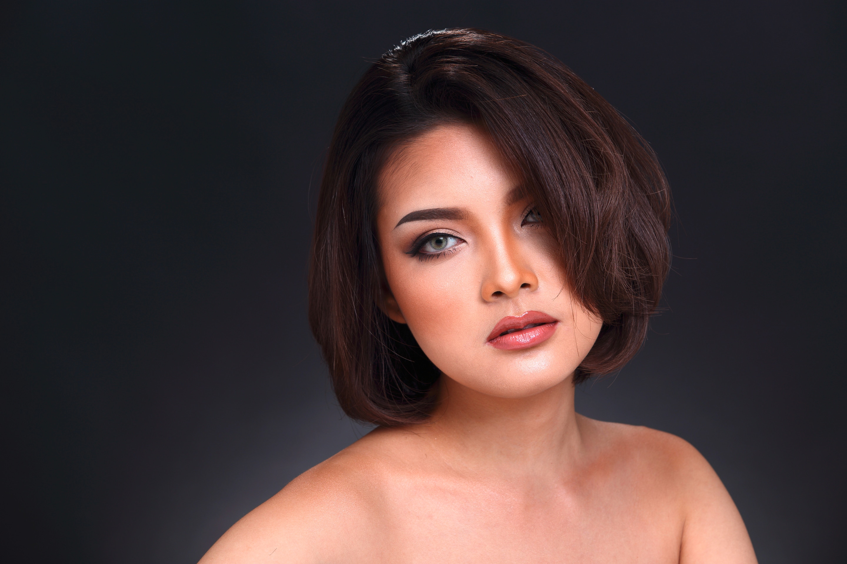 ผู้หญิงเอเชีย ผมหนา ผมบ๊อบสั้น แสกข้าง สไลด์ปลายผม ม้วนผมมีวอลลุ่ม แต่งหน้าเข้ม