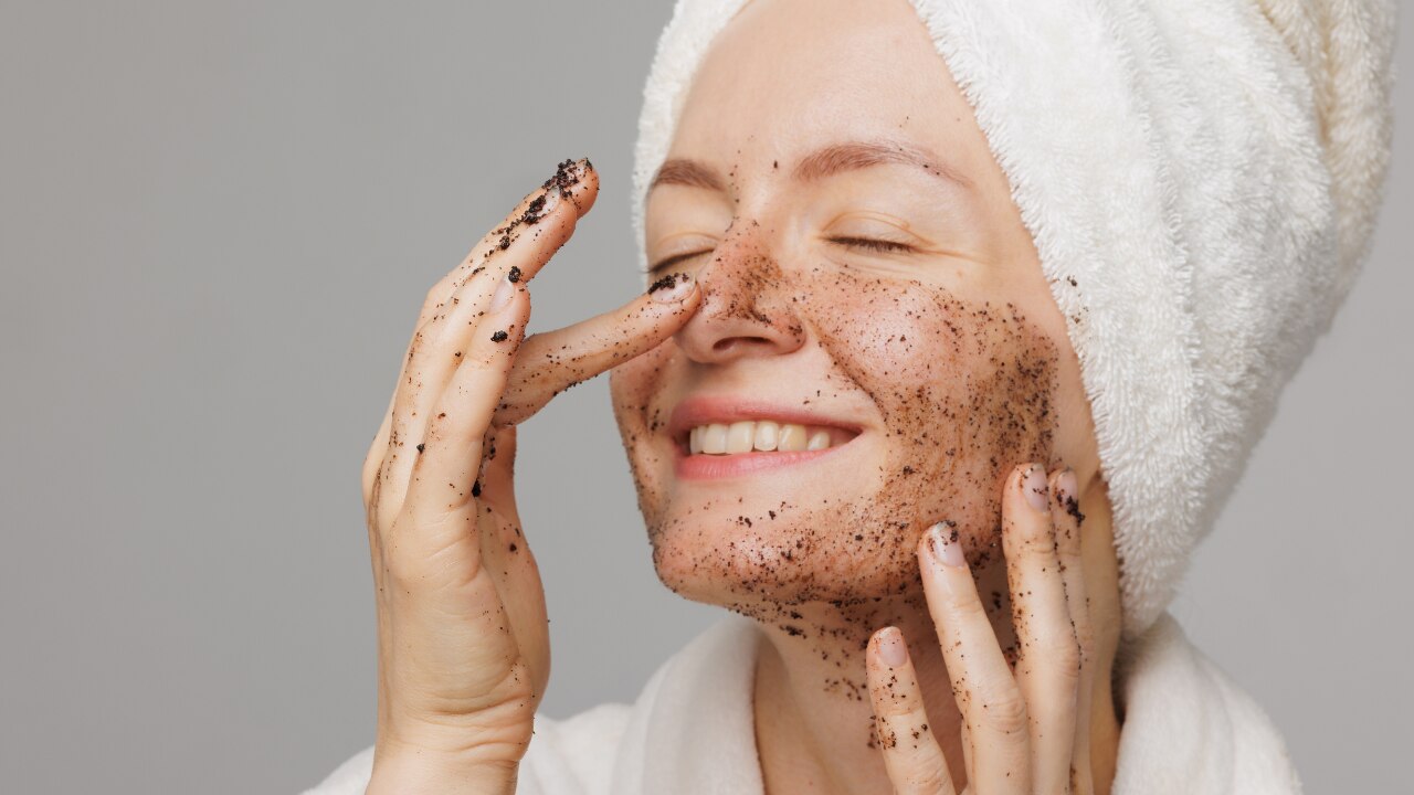 Coffee Scrub Benefits for Skin - Brightens skin 