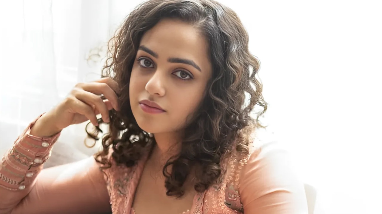 Shoulder-Length Curly Feather Cut Image