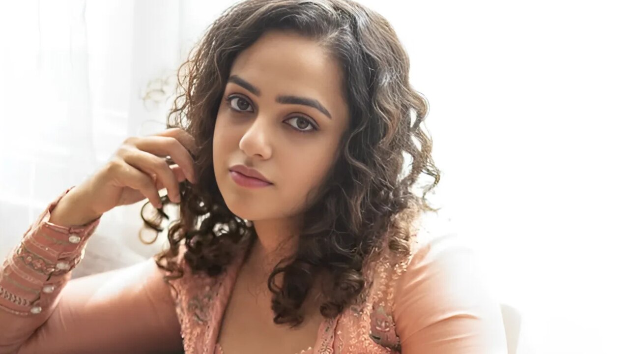 Shoulder-Length Curly Feather Cut Image