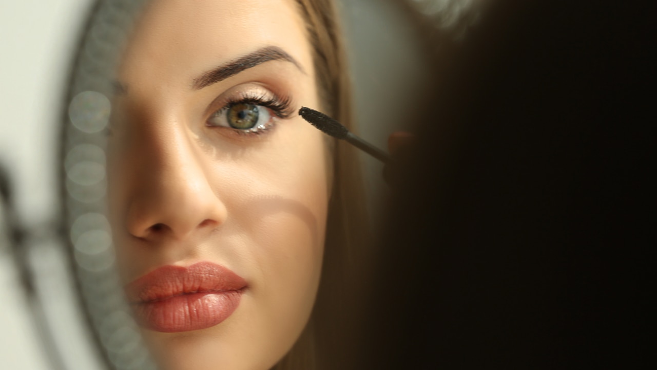 Coat the Bottom Lashes Lightly Image