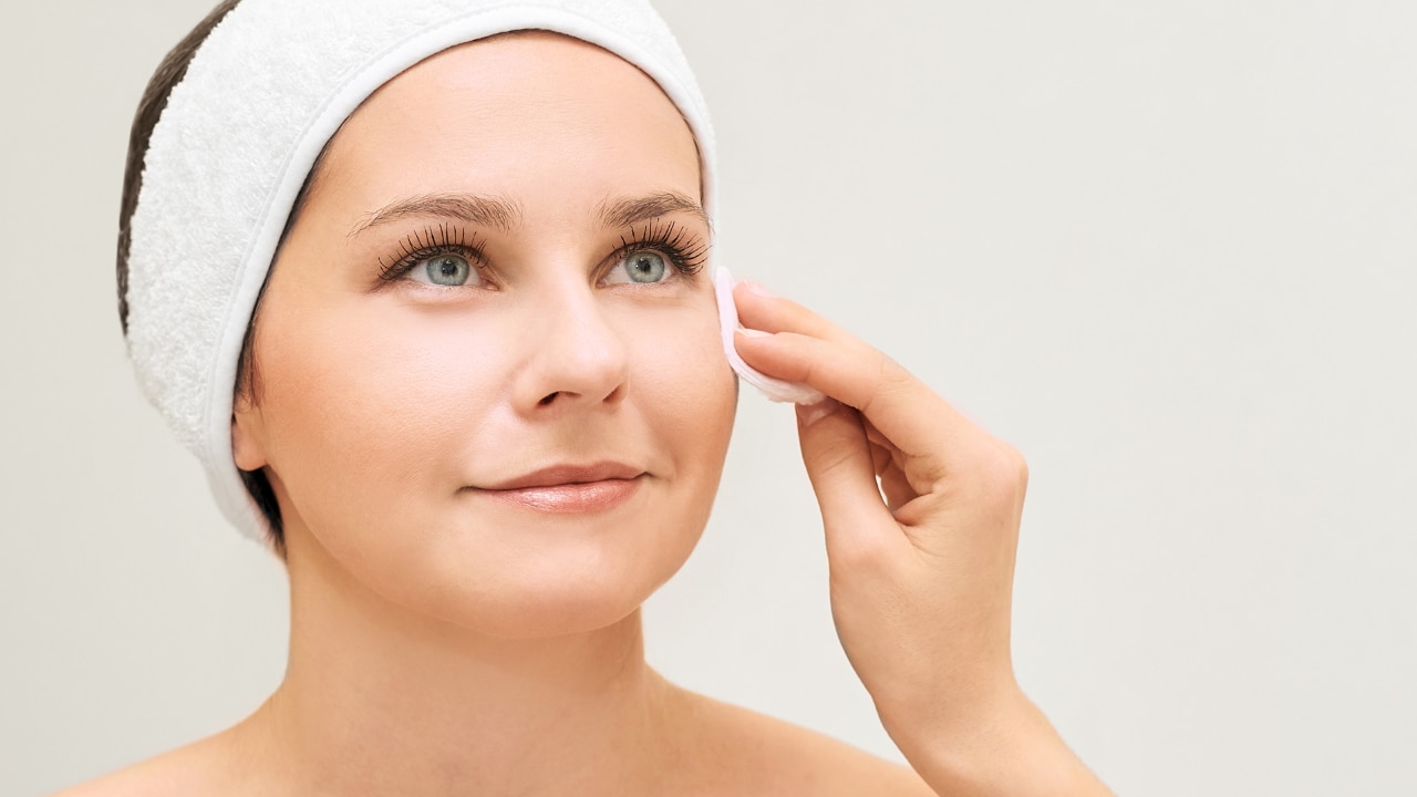 How to Remove Mascara Safely Image