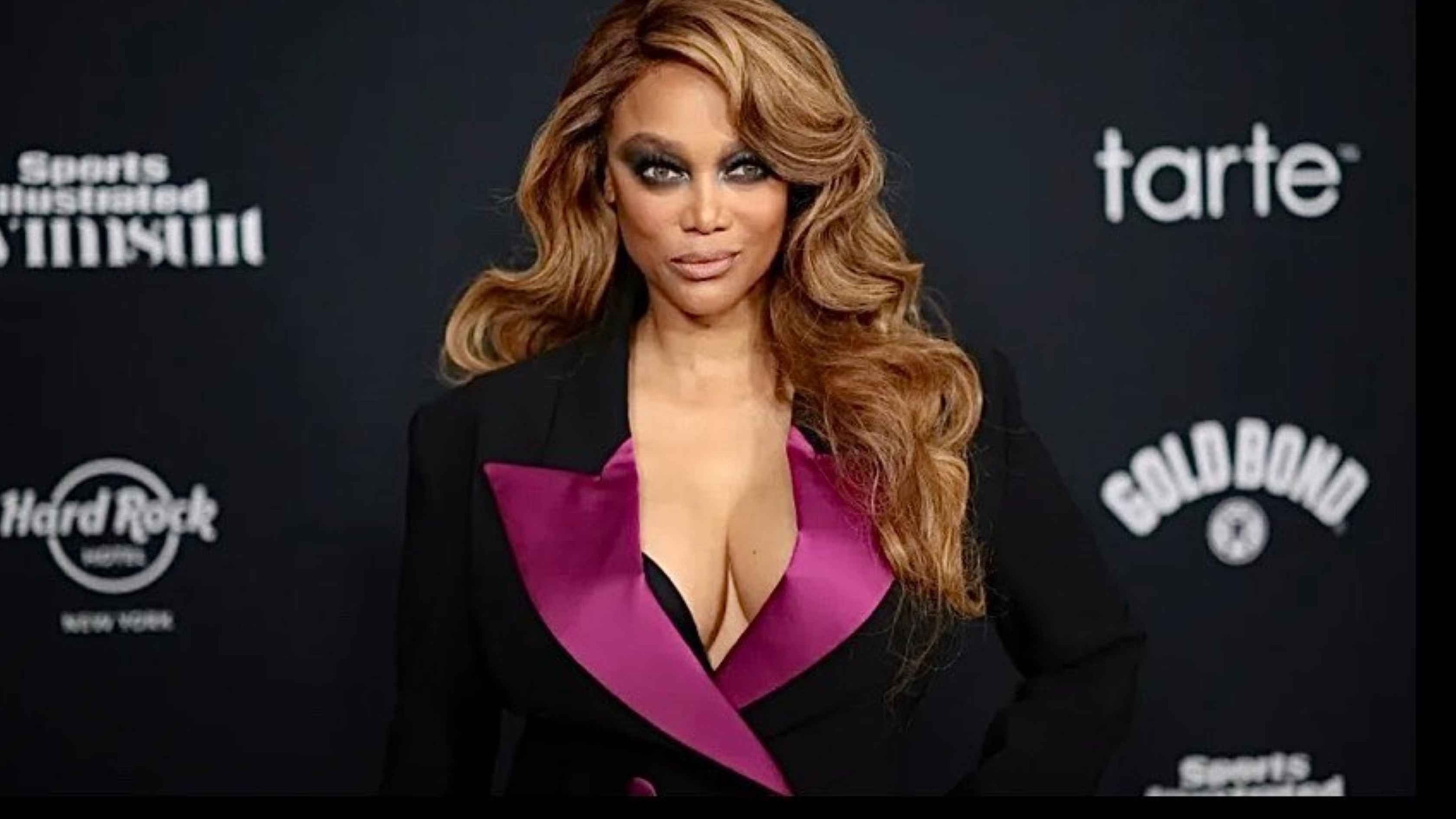 Long Wavy Hair with Volume at the Crown Image