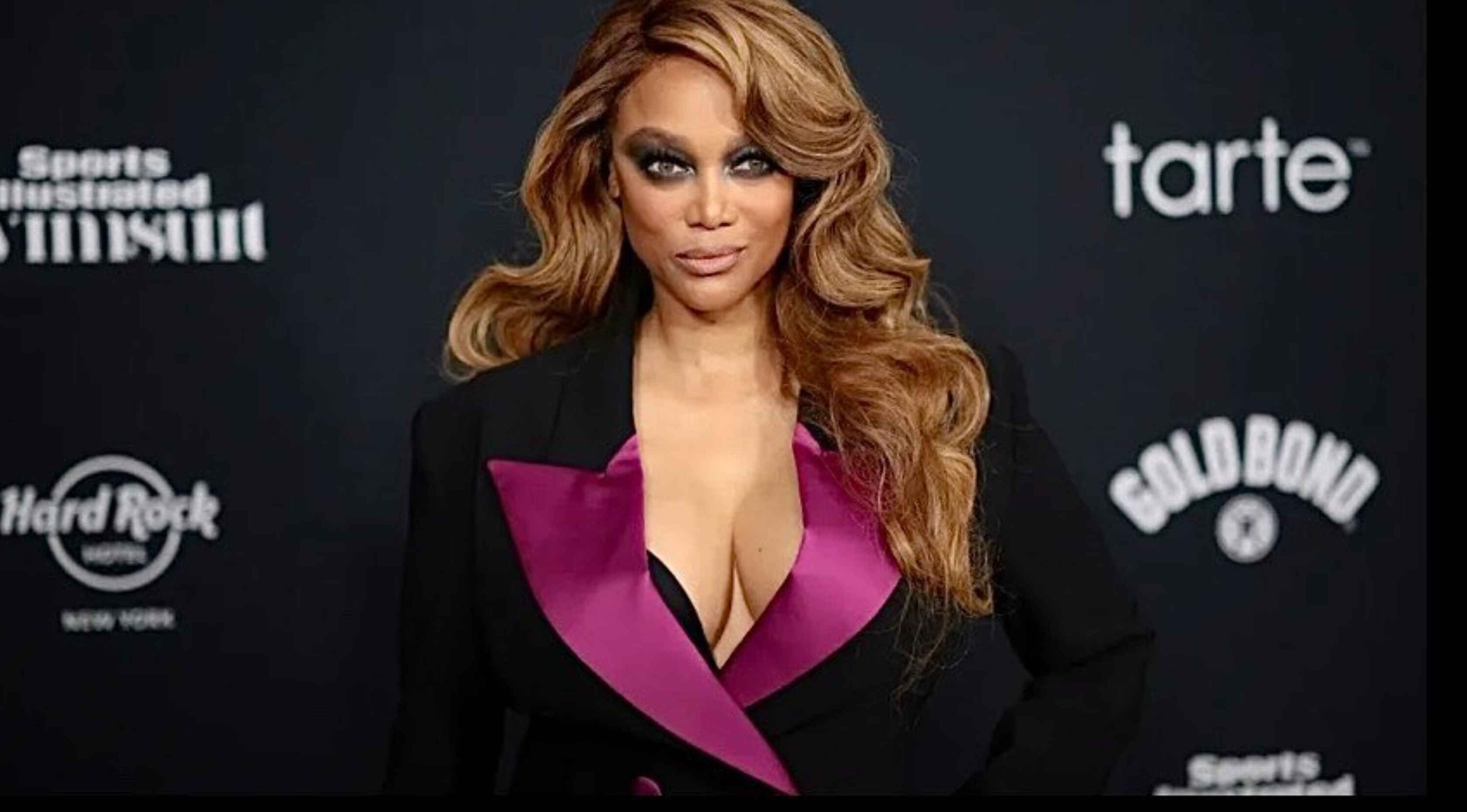 Long Wavy Hair with Volume at the Crown Image