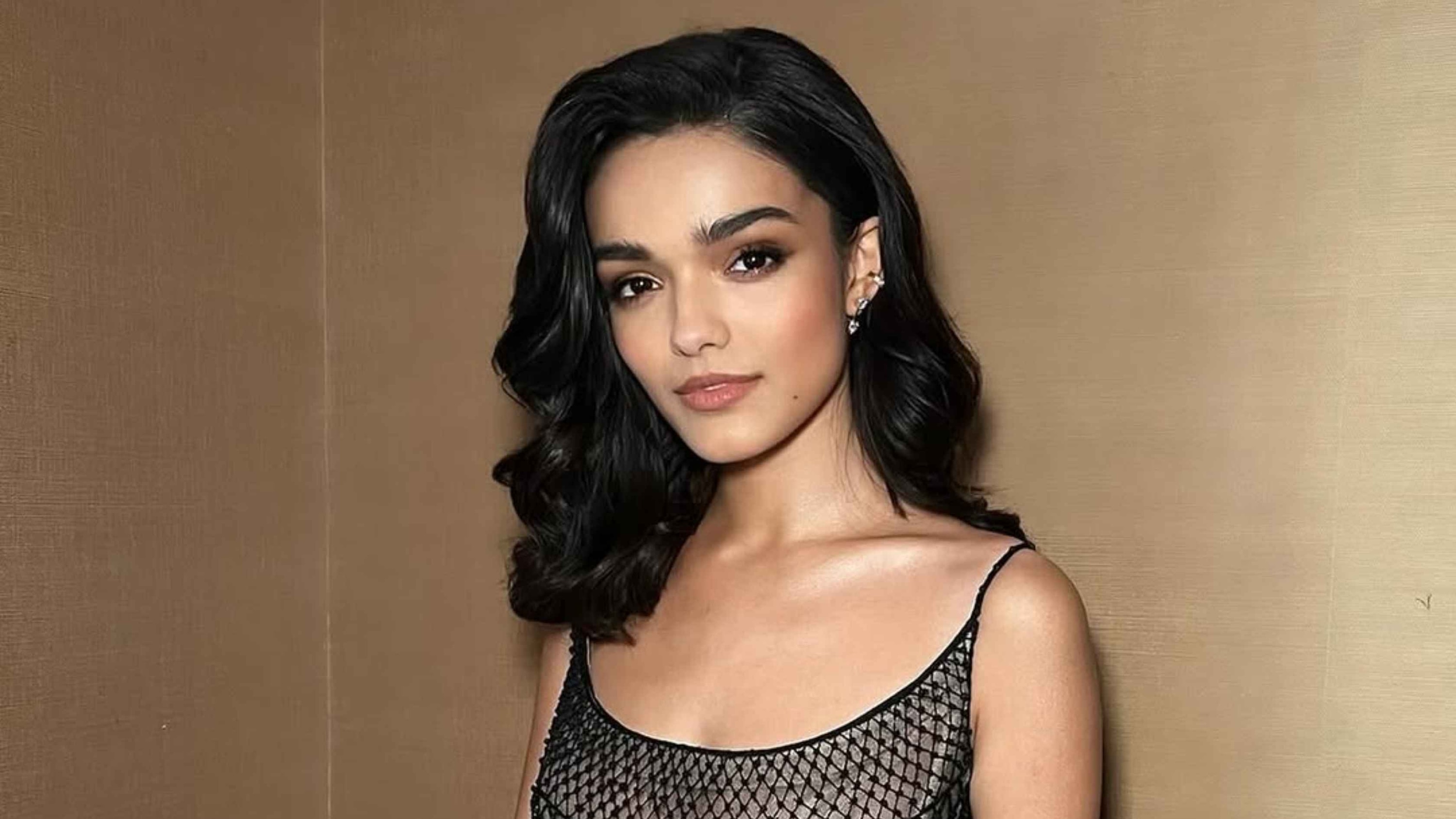 Deep Side Part with Loose Waves Image