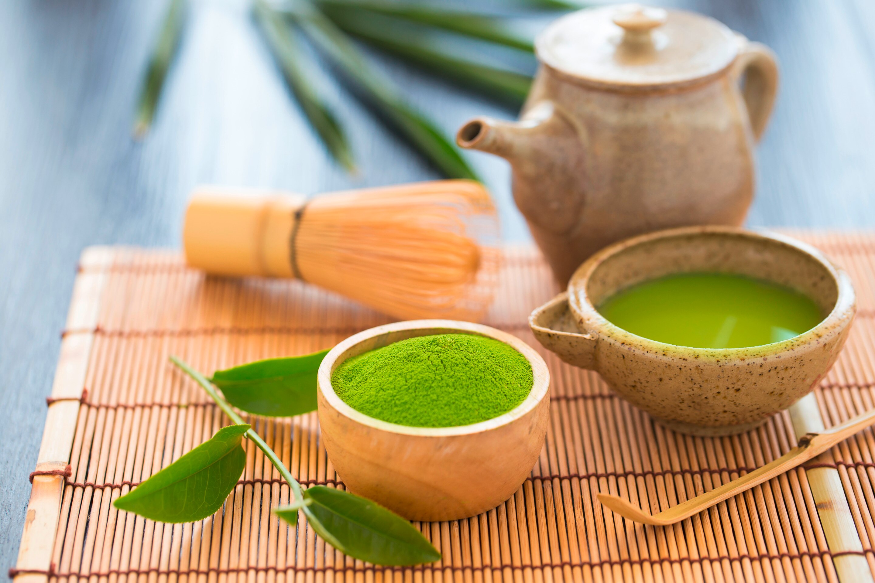 ถ้วยใส่ผงชาเขียว ยอดชา ถ้วยชงชาเขียว แปรงคนชา ช้อนตักชา กาน้ำชา วางบนแผ่นไม้ไผ่