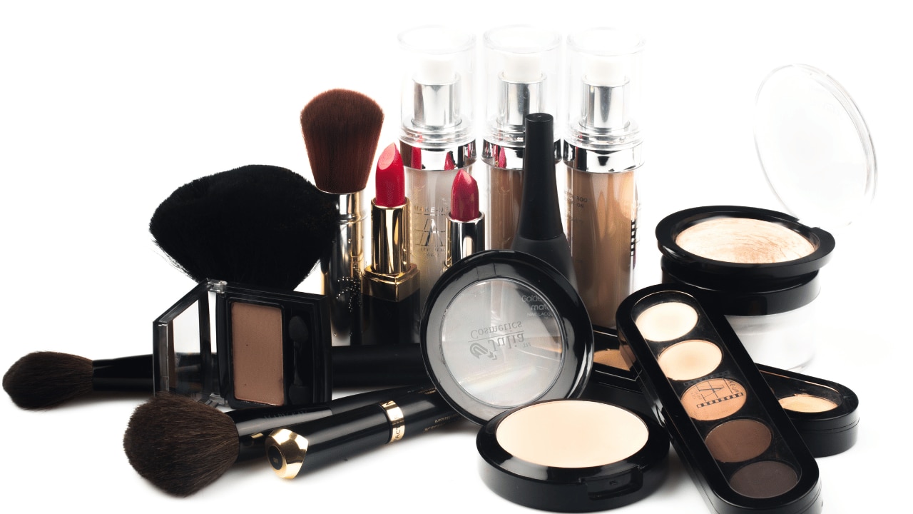 Pro Makeup Artist Hacks for Long-Lasting Makeup