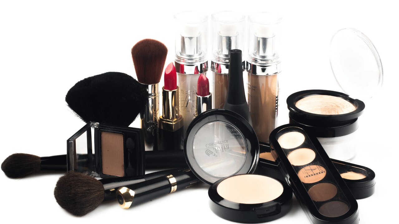 Pro Makeup Artist Hacks for Long-Lasting Makeup
