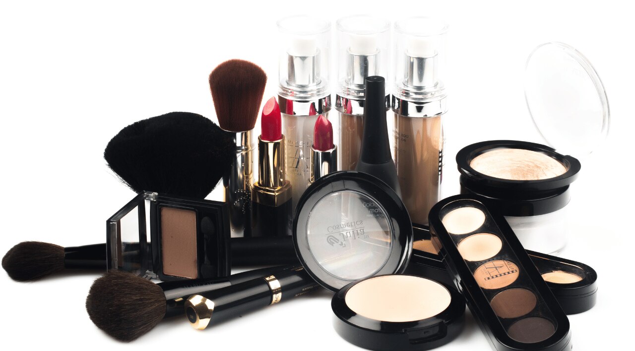 Pro Makeup Artist Hacks for Long-Lasting Makeup