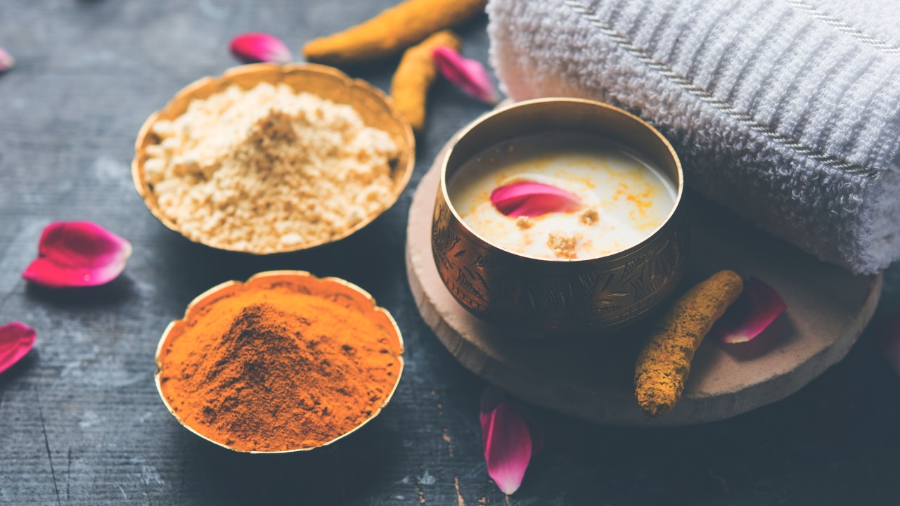 4. Rose and Gram Flour Blemish Pack (For Even Tone)