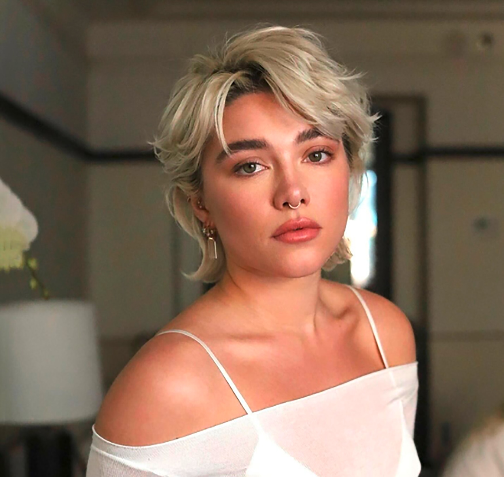 A blonde English actress with a short and layered bixie cut.