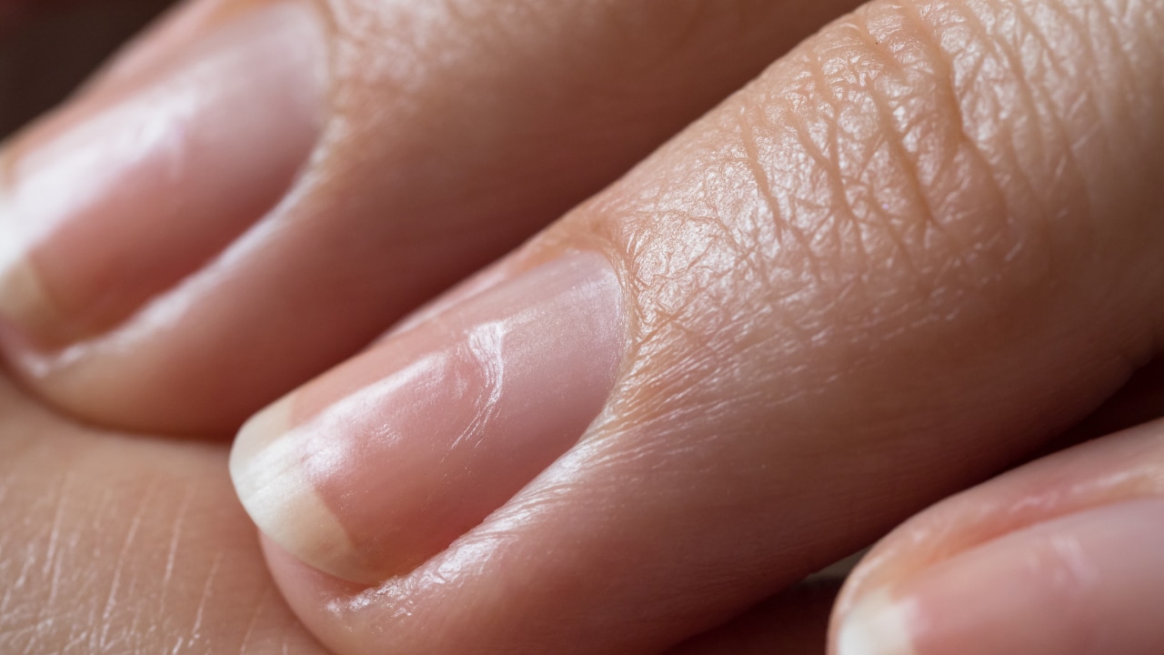 Strengthens Nails: