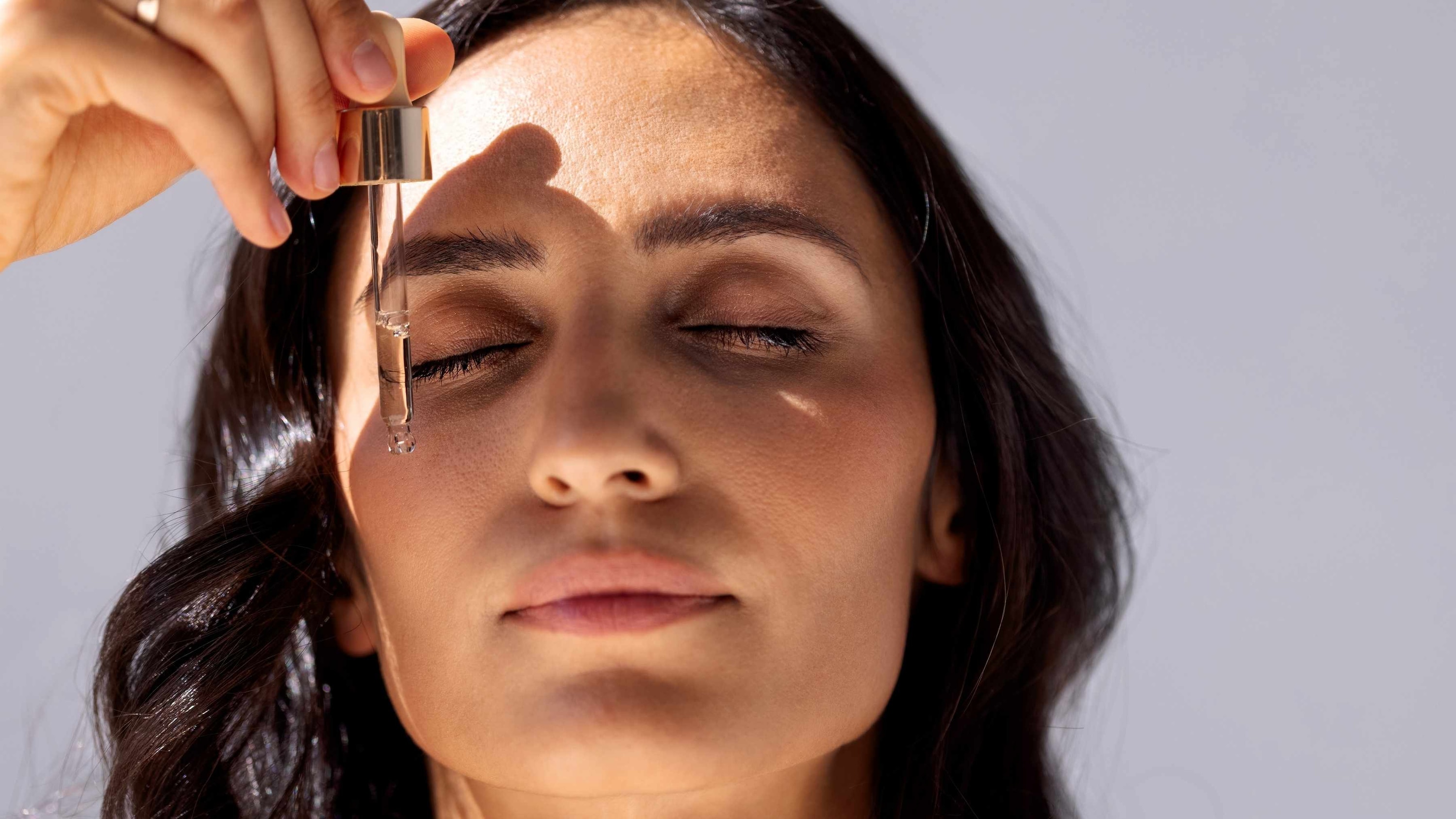 How peptide serums improve skin firmness and hydration