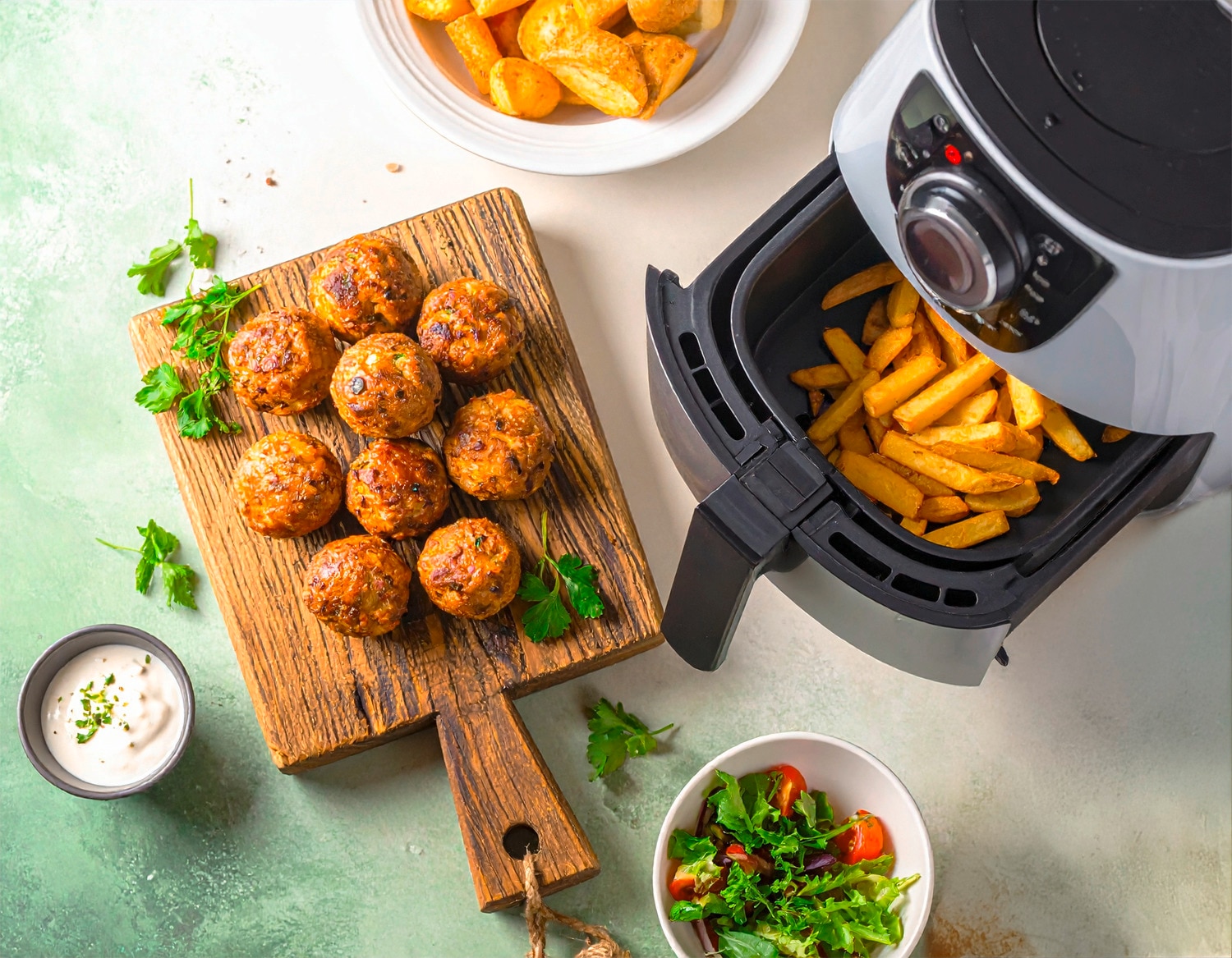 Pommes in der Heißluftfritteuse mit Fleischklößen