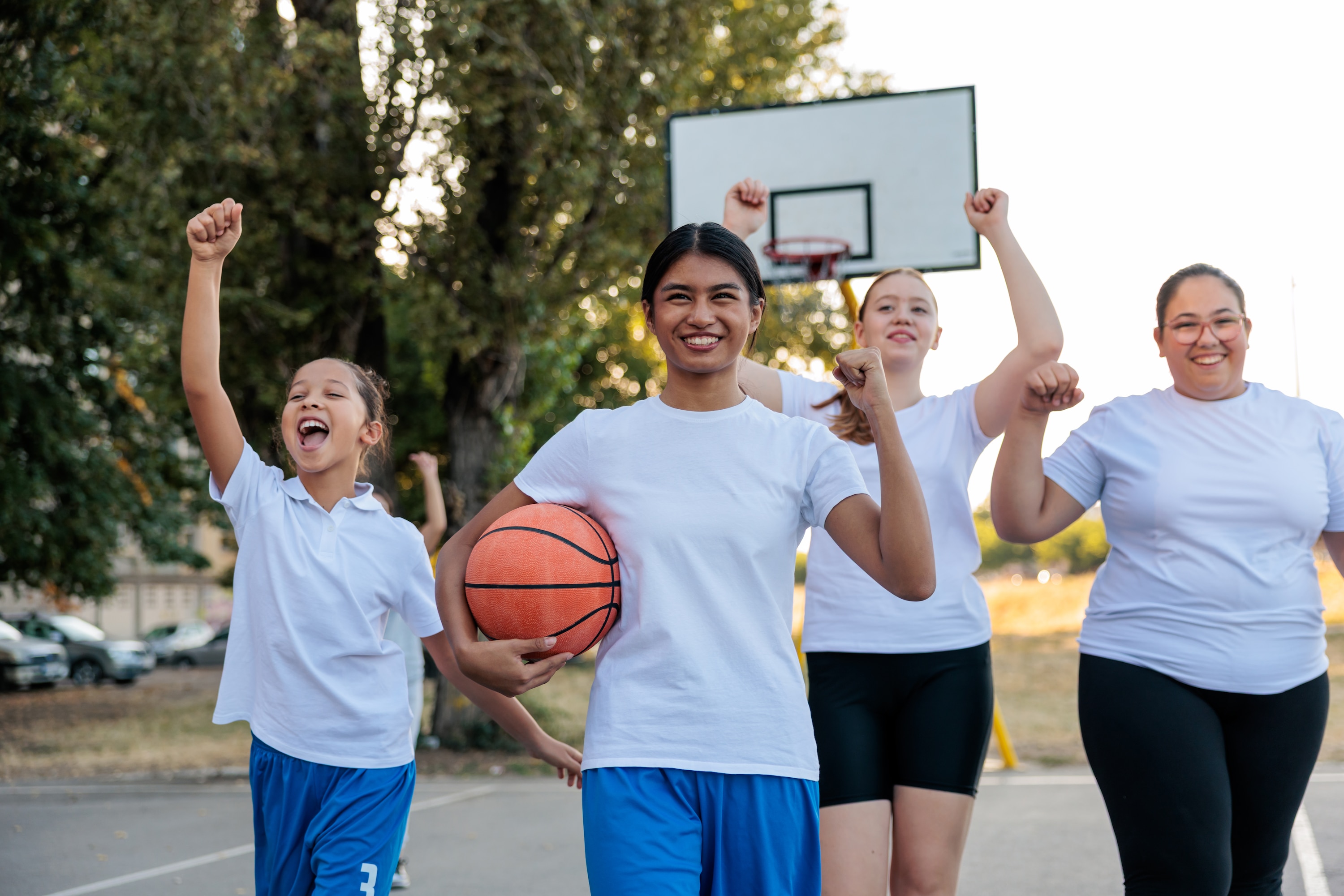 Bild: Vier junge Mädchen mit einem Basketball