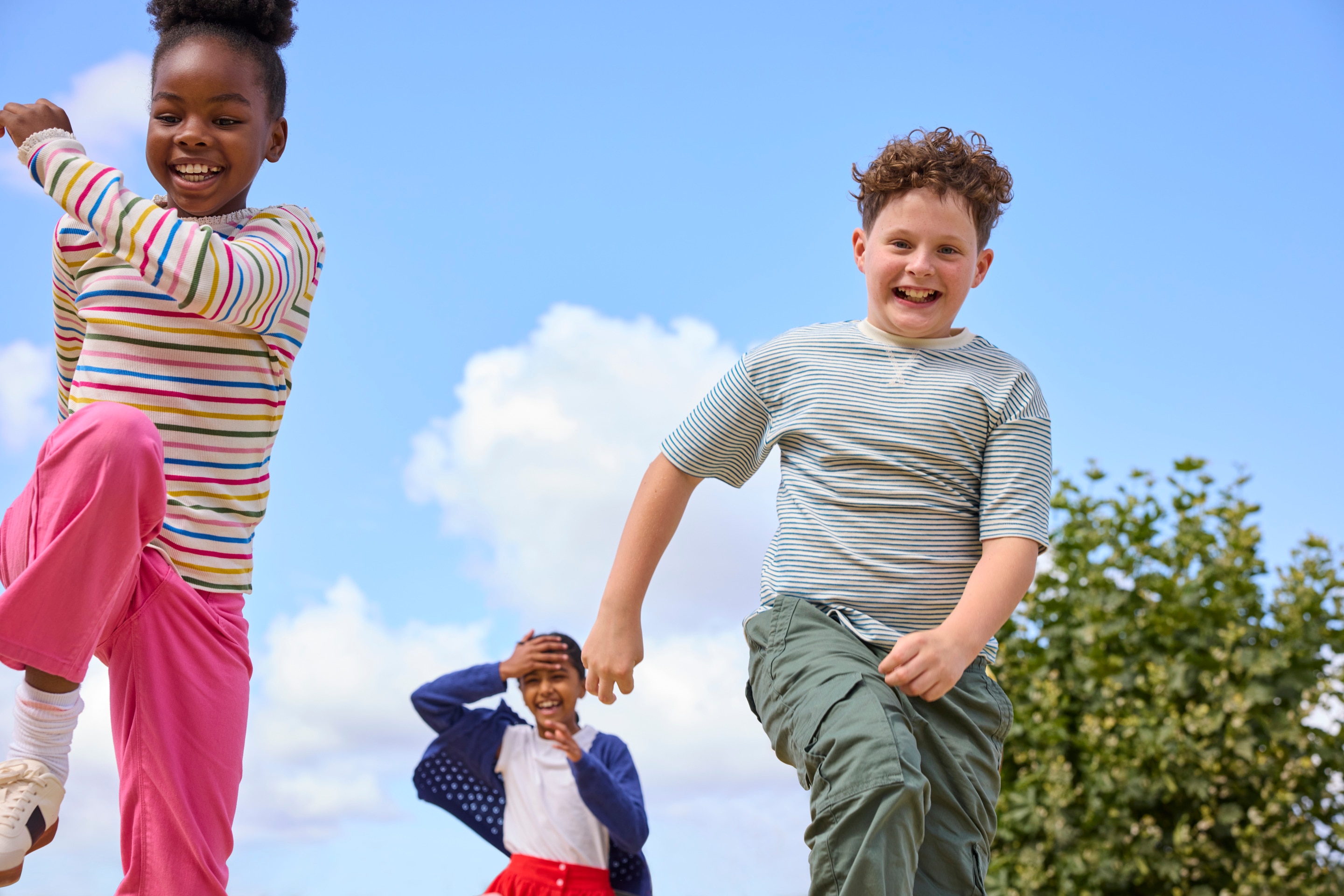 Imagen de tres niños corriendo