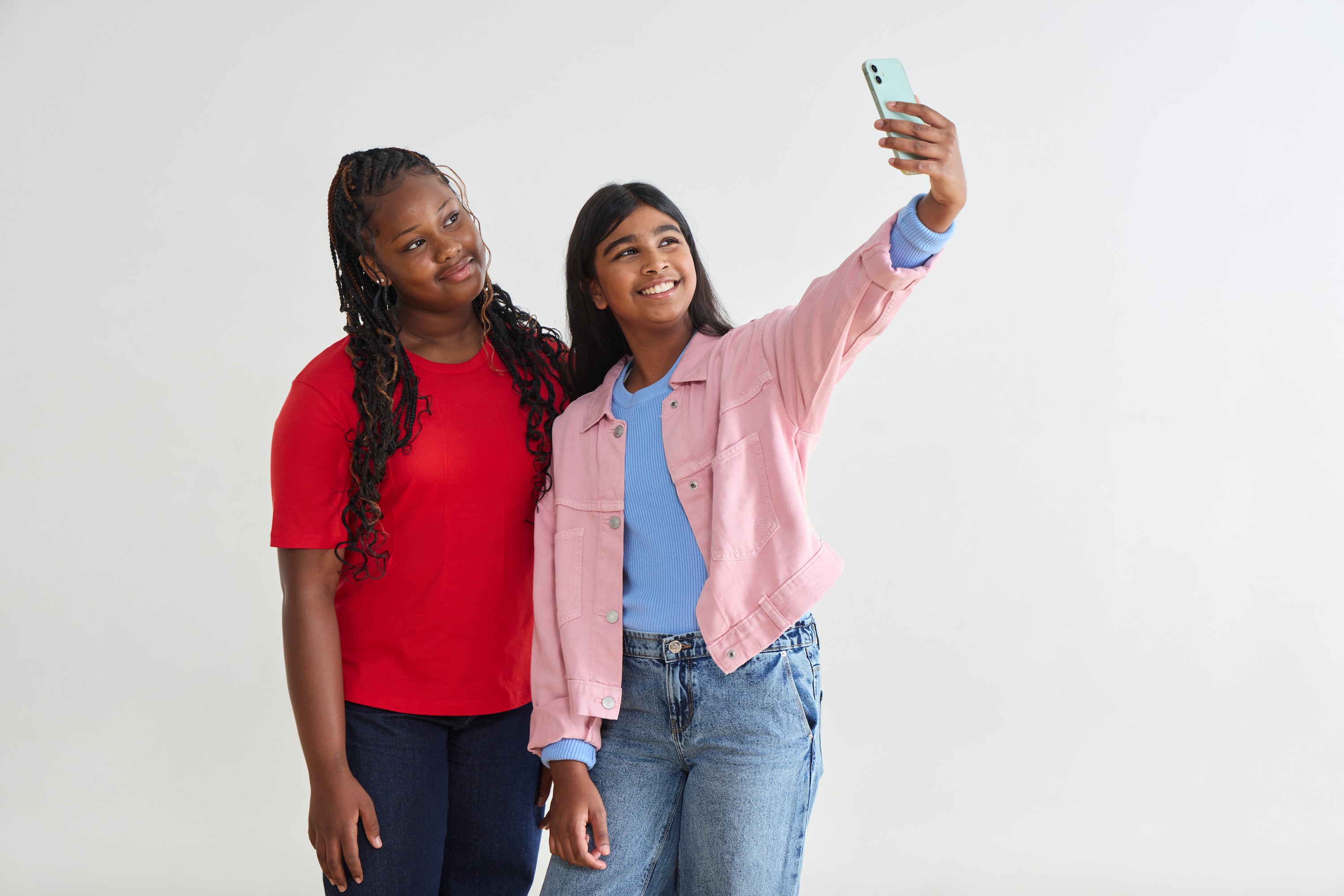 Zwei junge Frauen machen ein Selfie