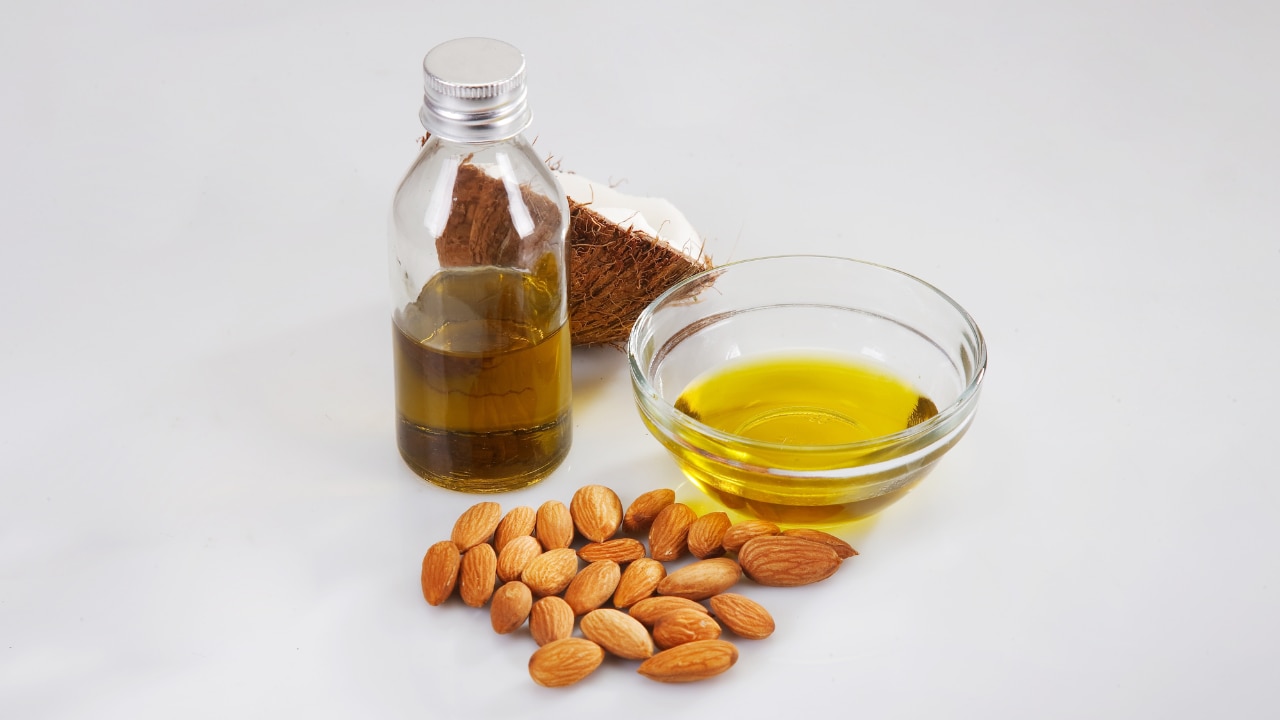 almond-oil-vs-coconut-oil-quick-comparison