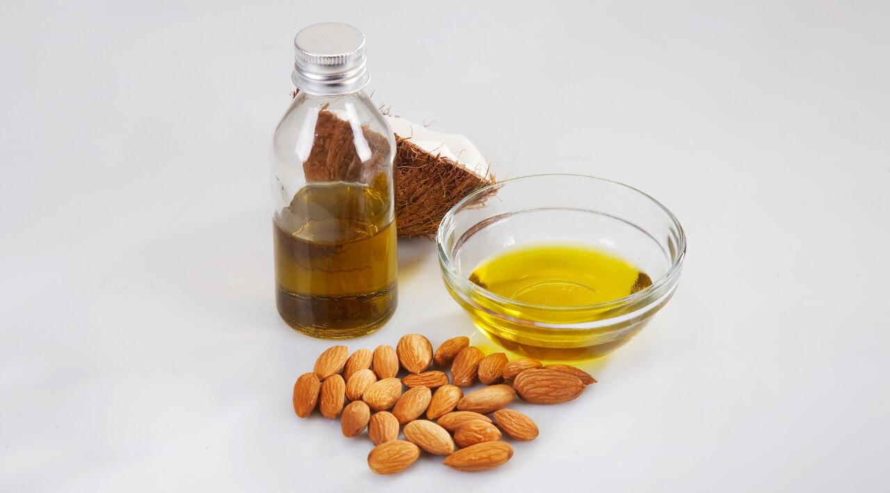 almond-oil-vs-coconut-oil-quick-comparison