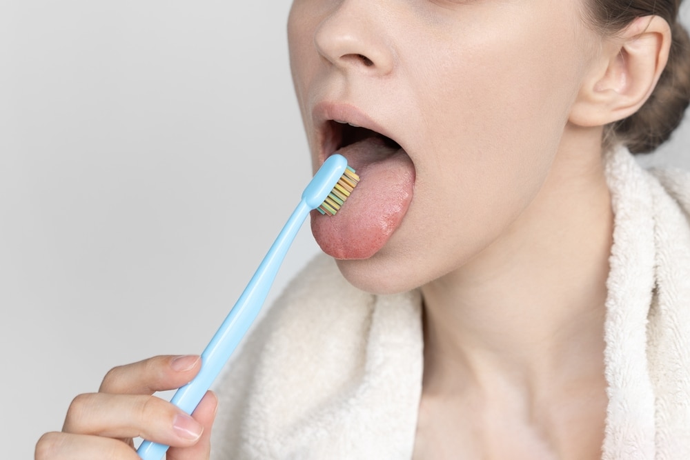 sikat gigi yang ada pembersih lidah