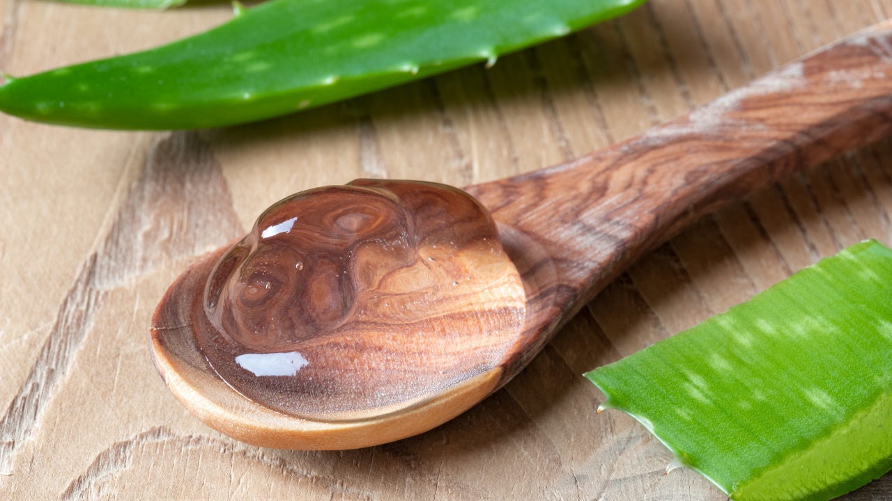 9. Aloe Vera + Cocoa Powder (for Dry & Tired Skin)