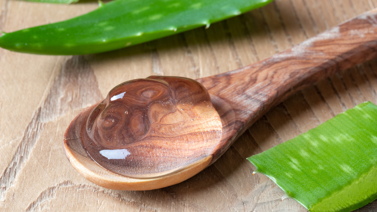 9. Aloe Vera + Cocoa Powder (for Dry & Tired Skin)