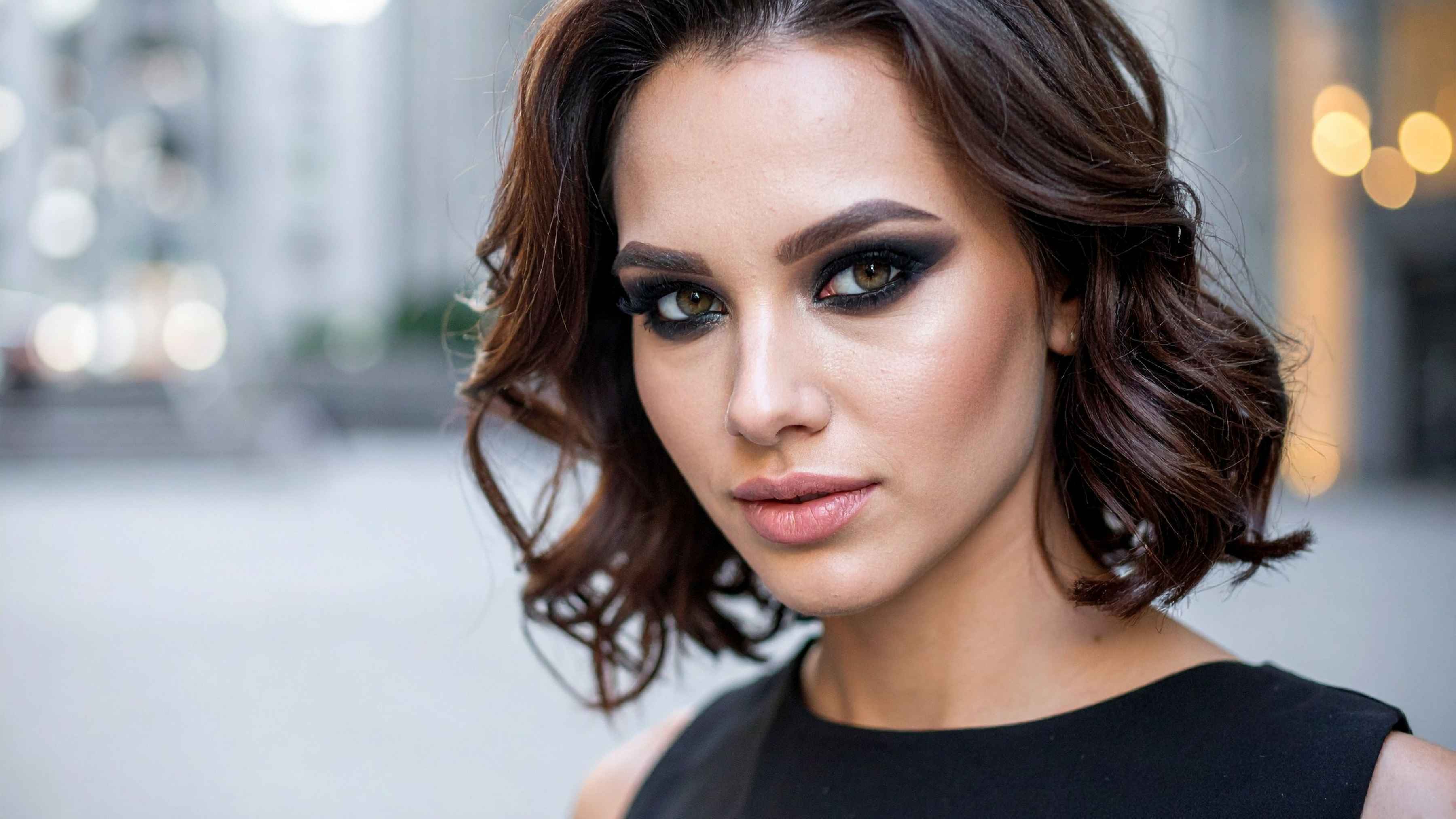 Step-by-Step Smokey Eye Makeup Look