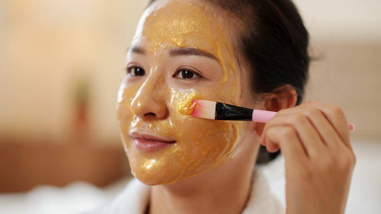 How to Apply Honey Face Pack