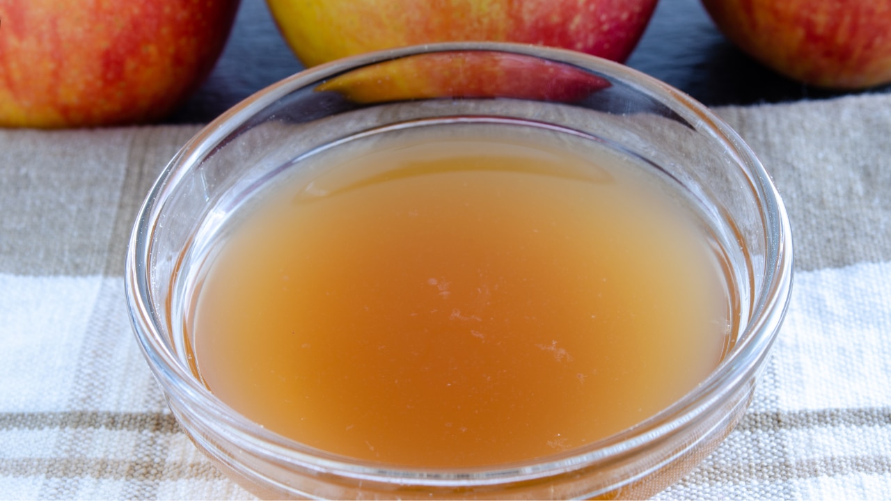 1. Apple Cider Vinegar (ACV) & Water Soak