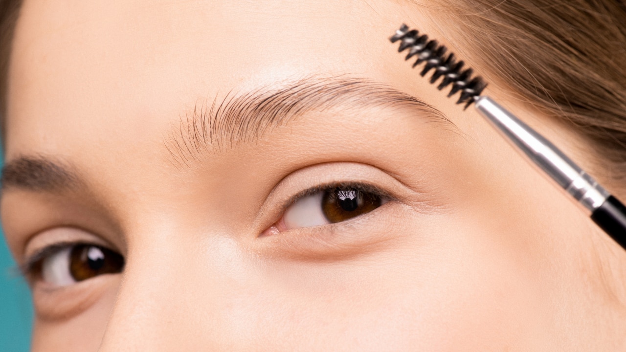 How to Apply Eyebrow Growth Oil the Right Way