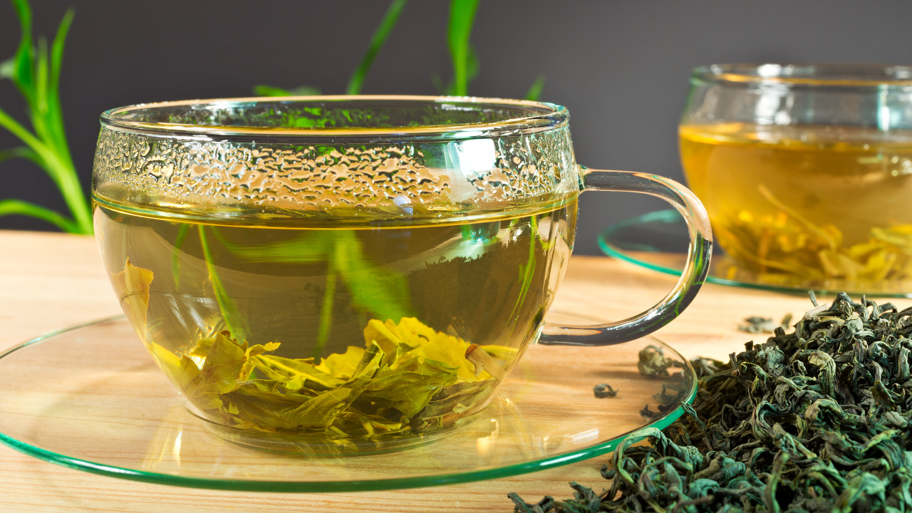 2. Green Tea & Yogurt Mask – For Soothing & Calming