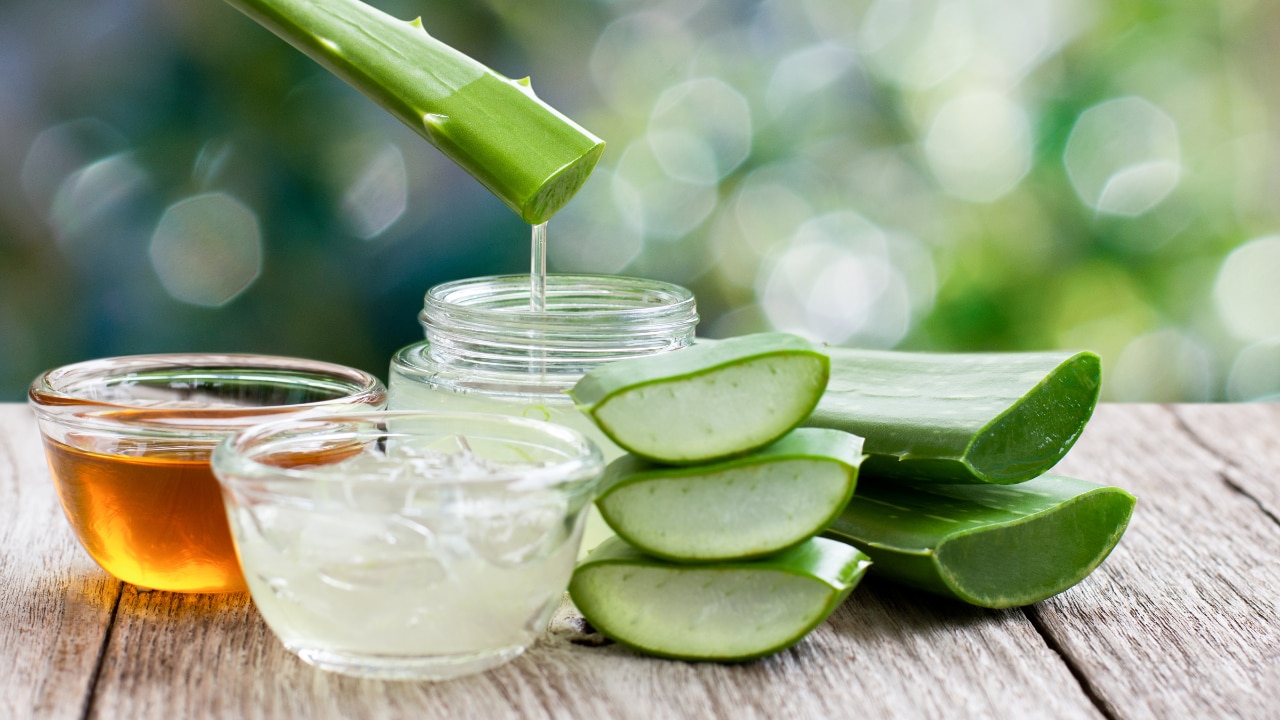 1. Honey & Aloe Vera Mask – For Hydration & Glow