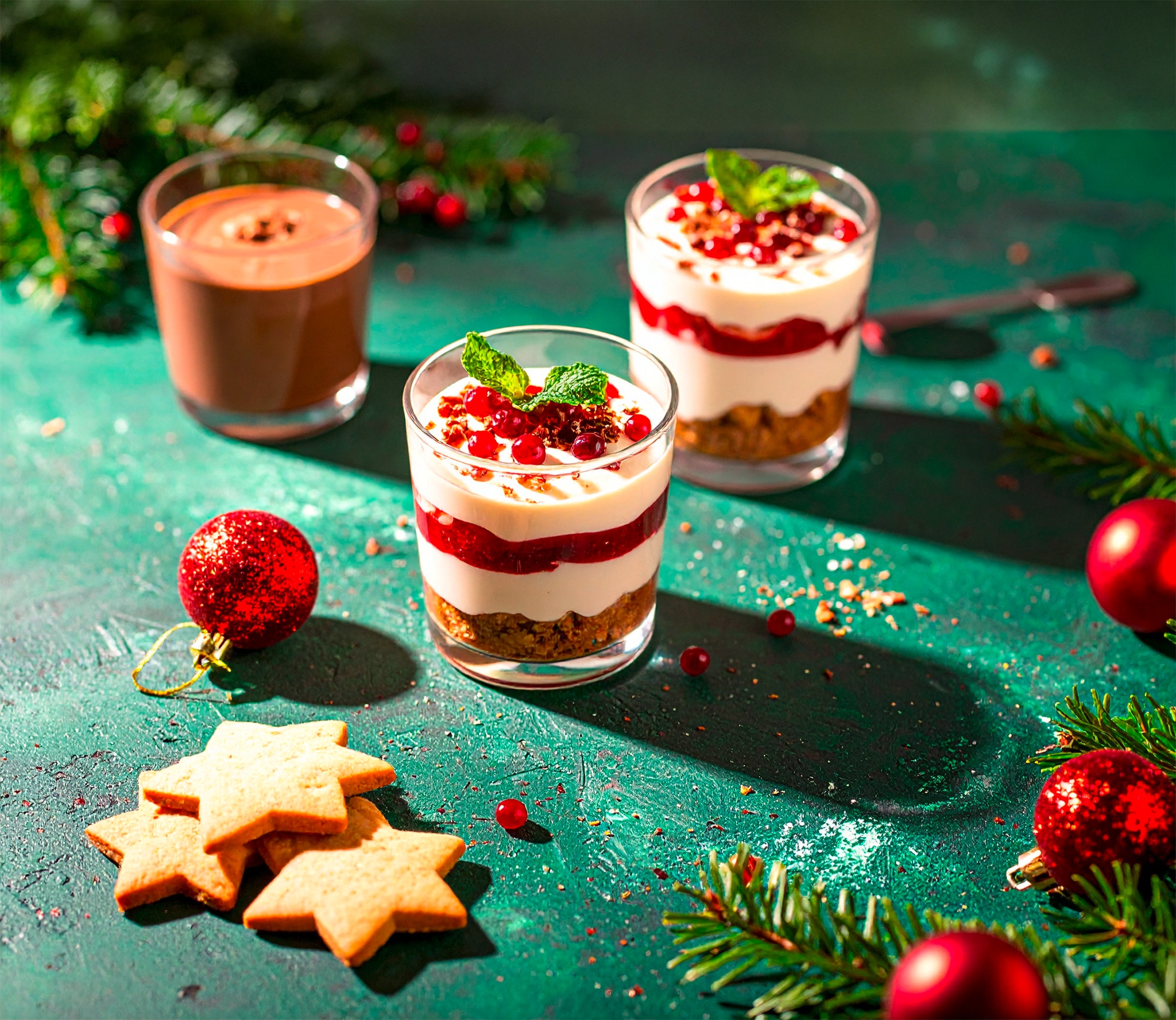 Dessert im Glas mit Sternenkeksen und weihnachtlicher Dekoration