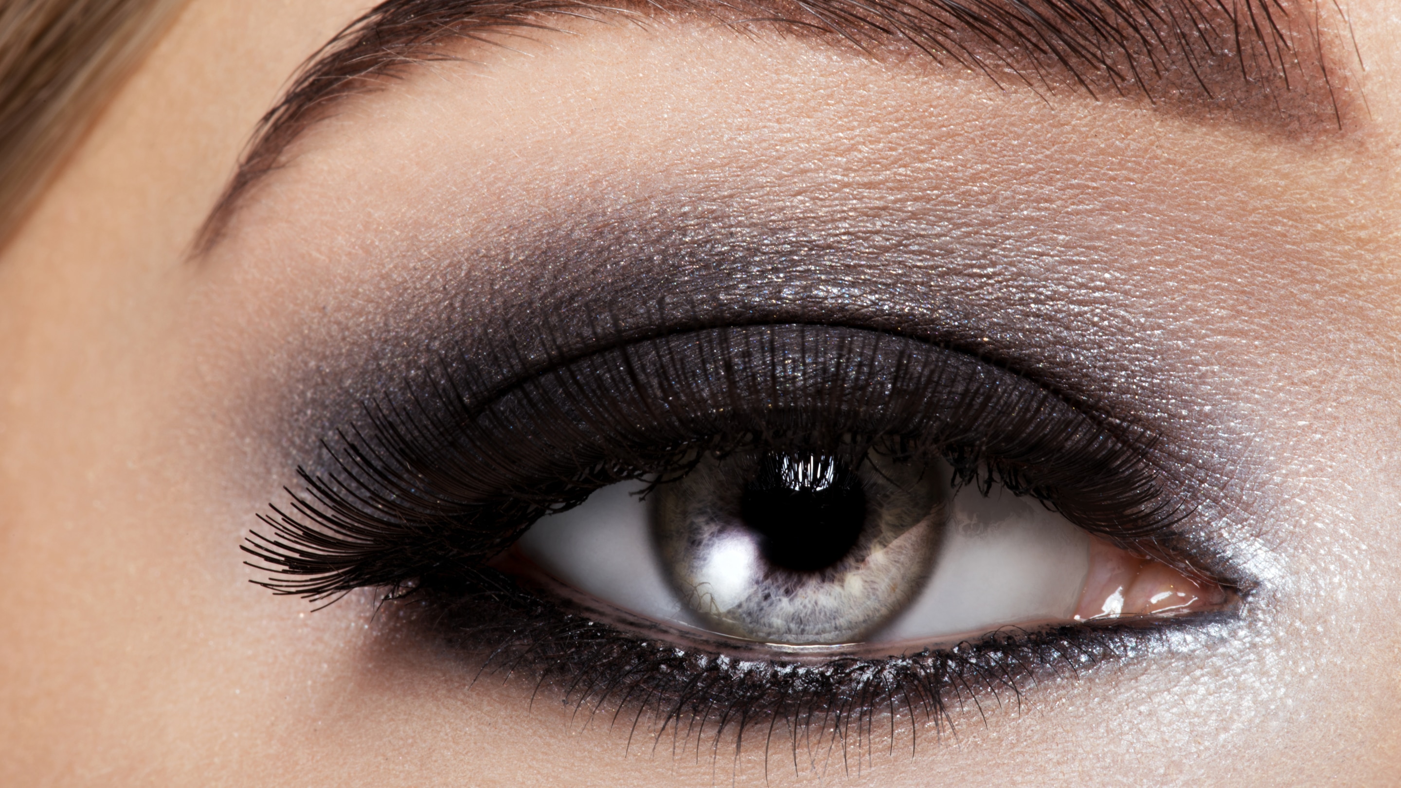 Classic Black Smokey Eye: