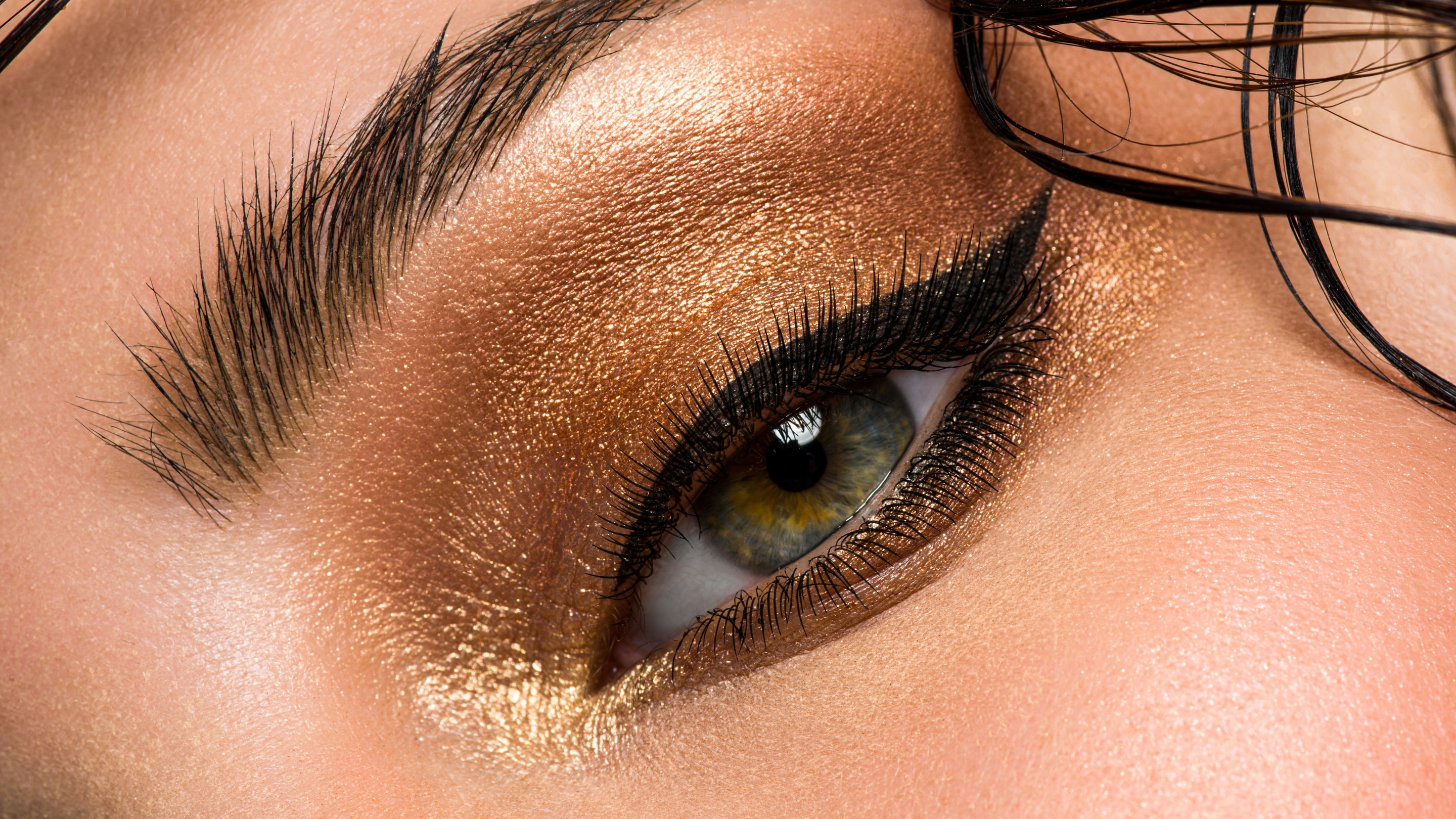 Metallic Smokey Eye: