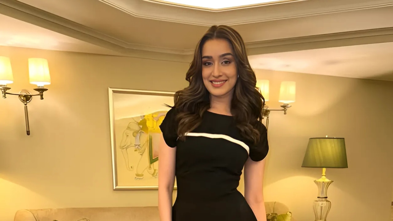 3. Soft Wavy Feather Cut