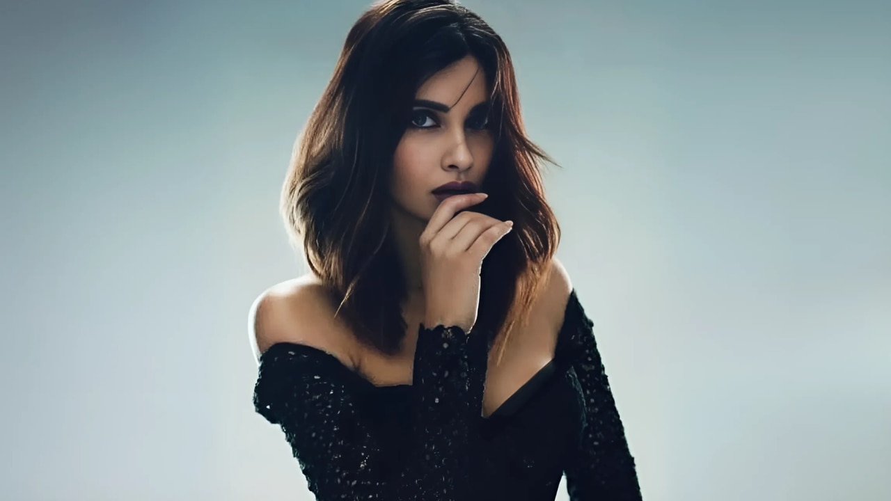 5. Medium Feather Cut with Side Fringe